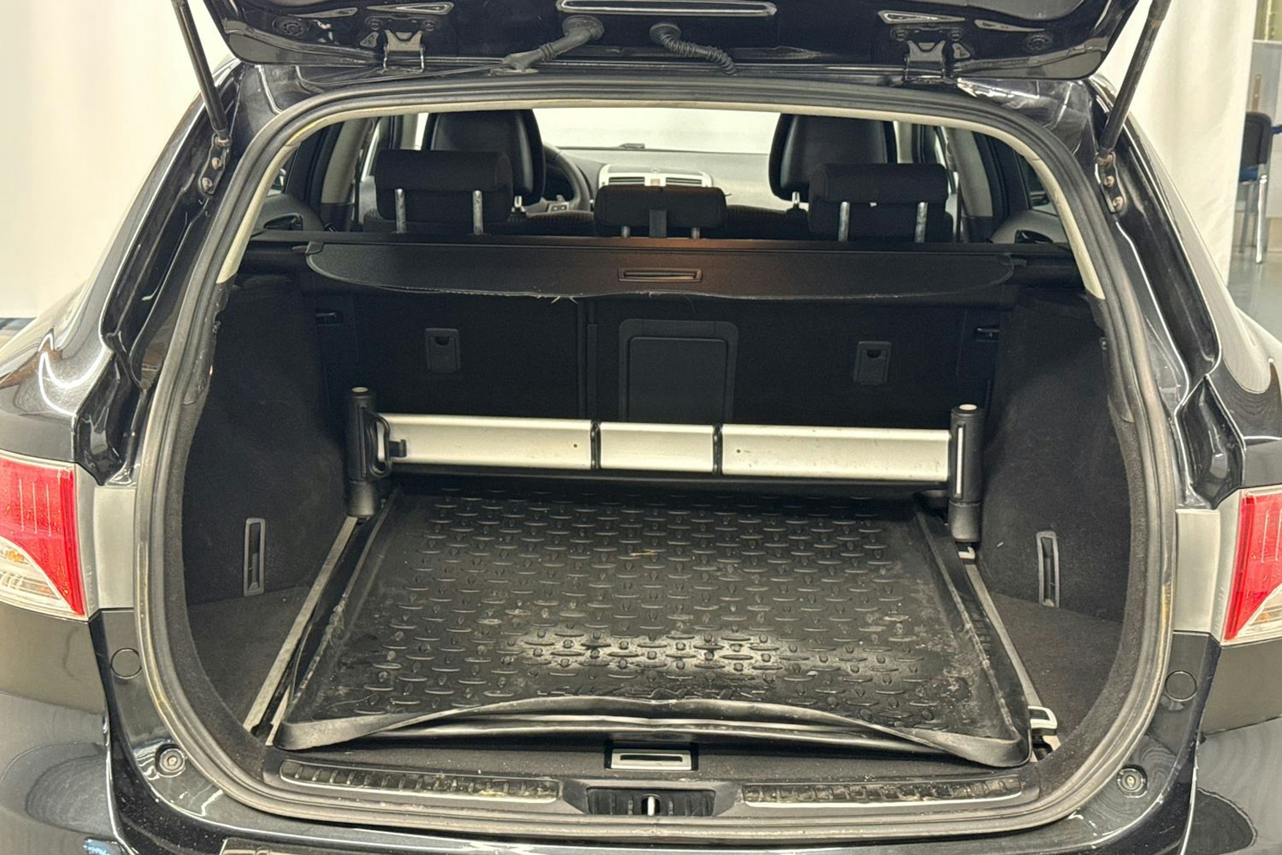 musta Toyota Avensis 2011 kuva 27.
