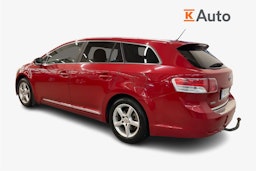 Punainen Toyota AVENSIS 2011 kuva 2.