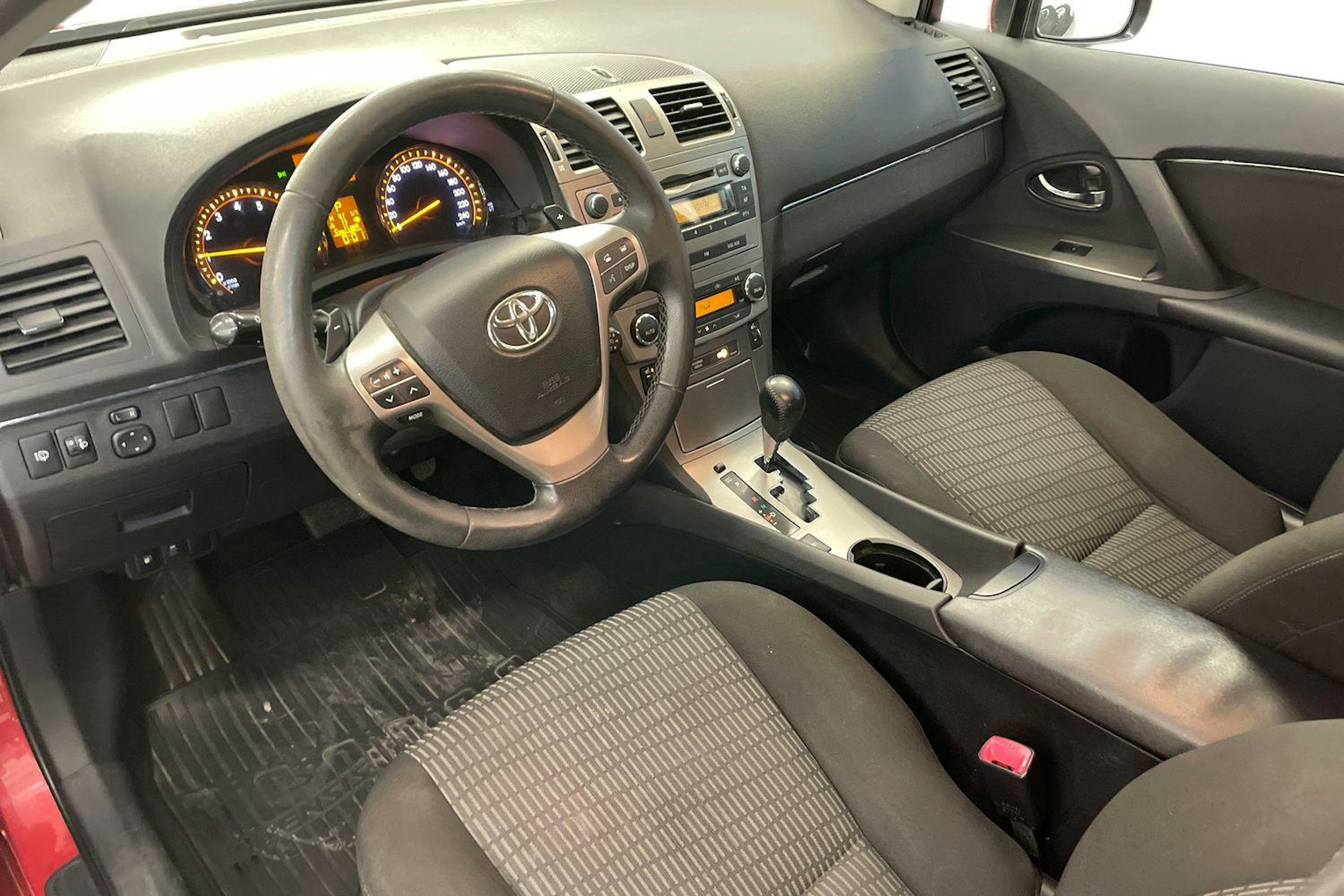 Punainen Toyota AVENSIS 2011 kuva 7.