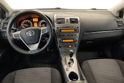 Punainen Toyota AVENSIS 2011 kuva 9.