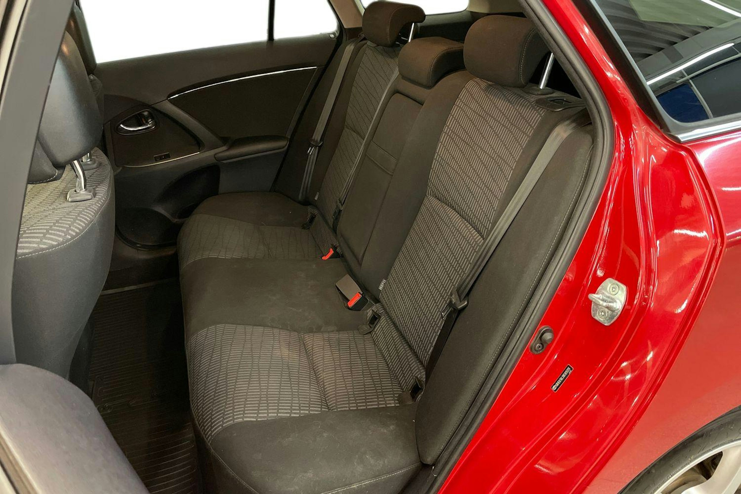 Punainen Toyota AVENSIS 2011 kuva 10.