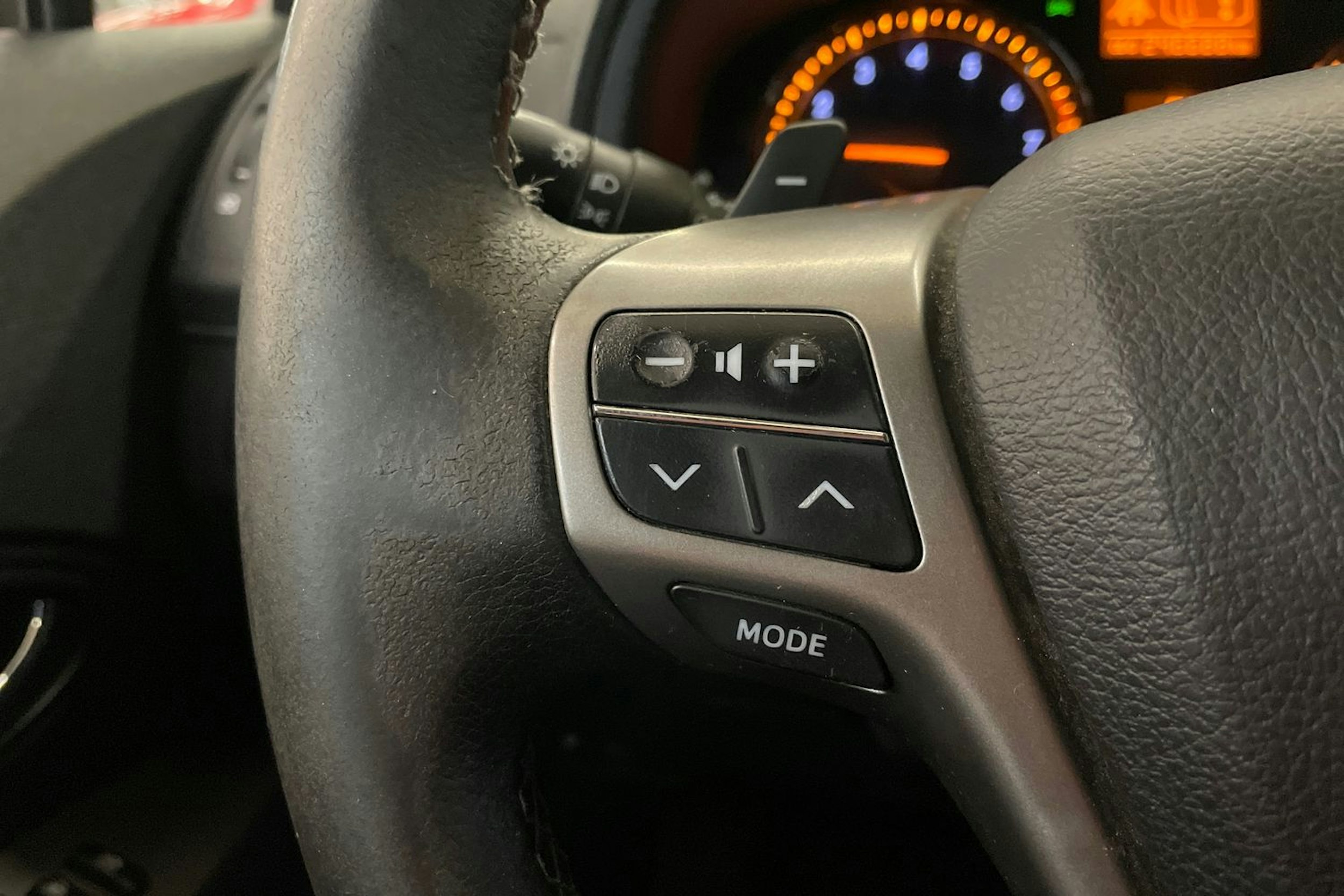 Punainen Toyota AVENSIS 2011 kuva 16.