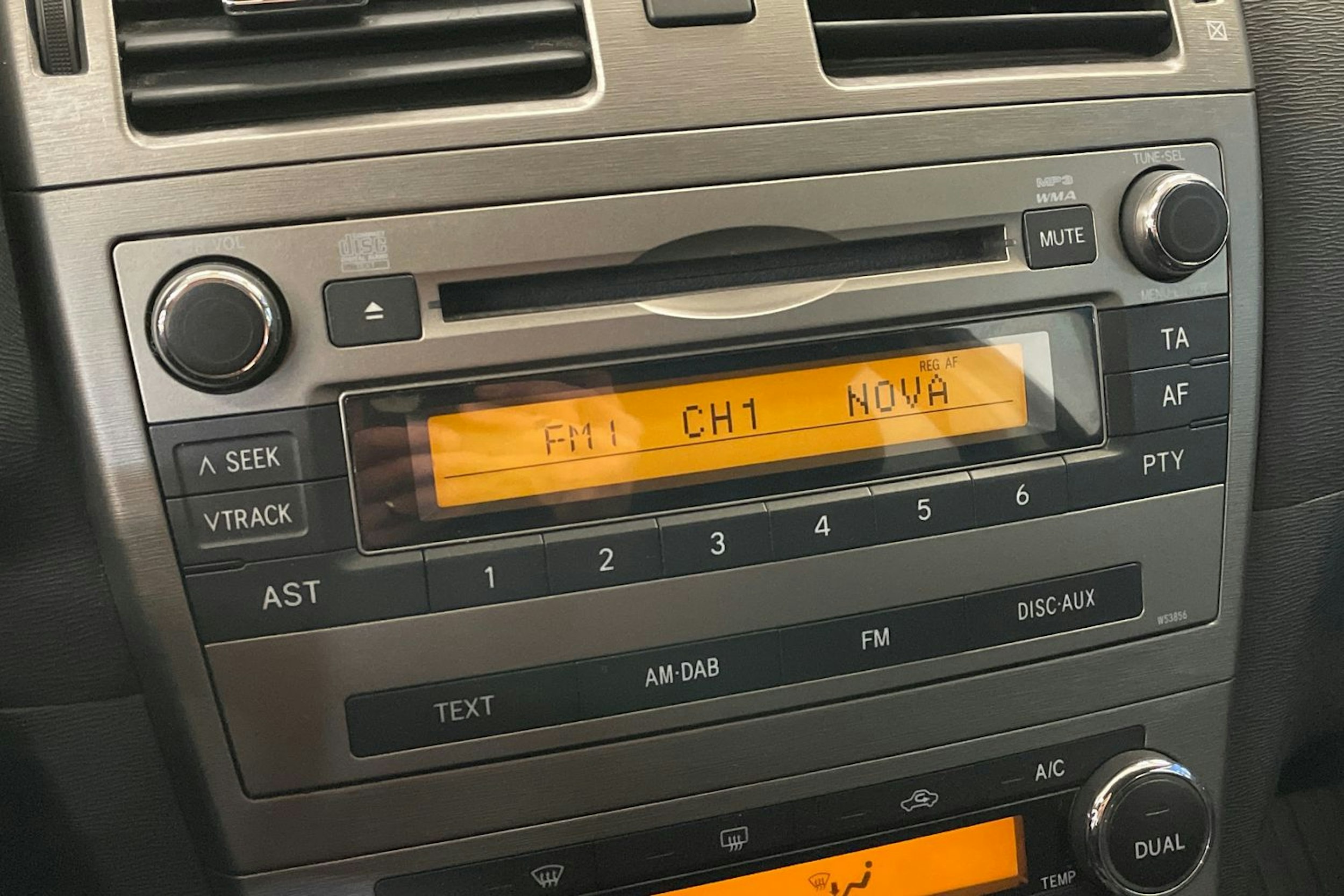 Punainen Toyota AVENSIS 2011 kuva 18.