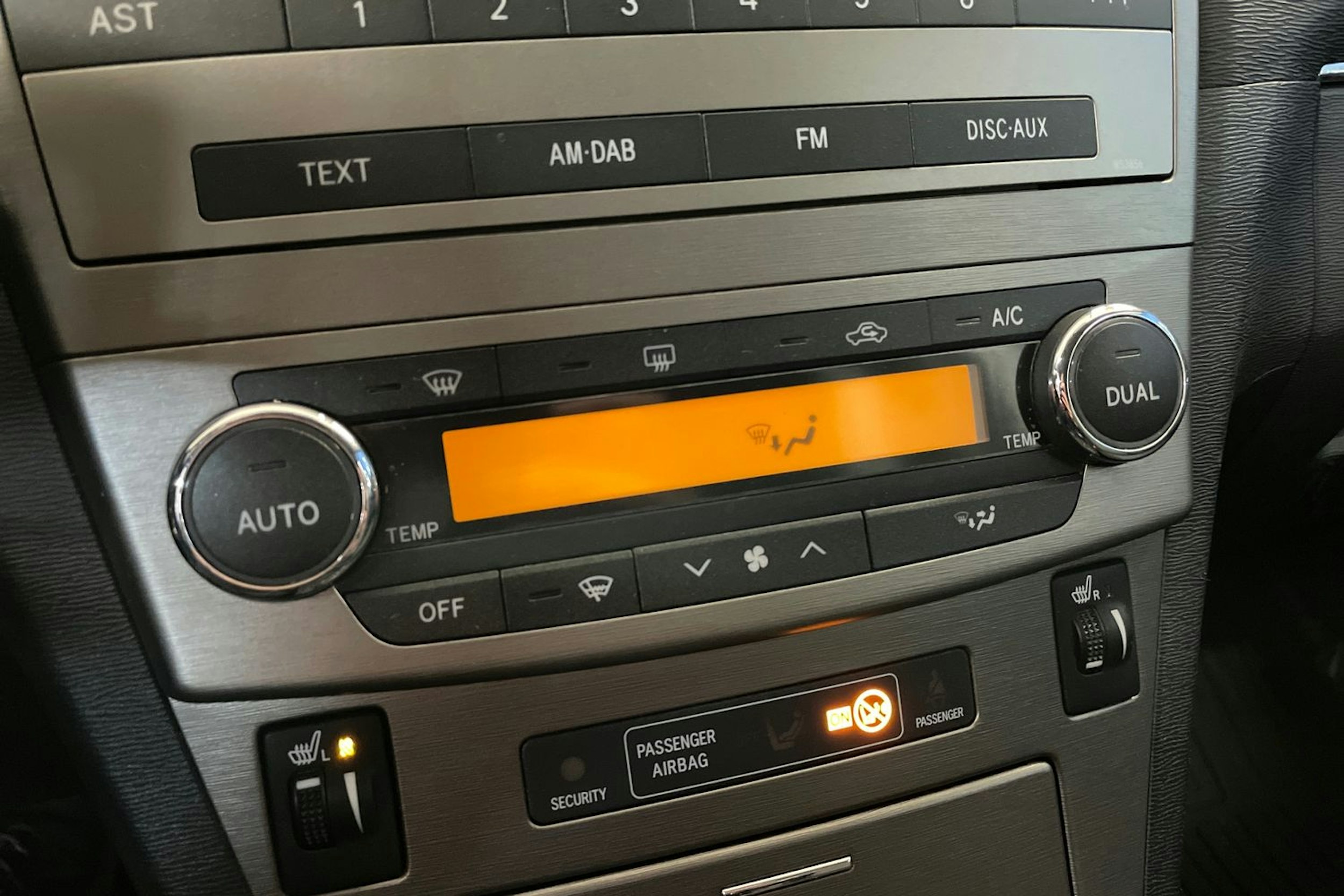 Punainen Toyota AVENSIS 2011 kuva 19.