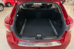 Punainen Toyota AVENSIS 2011 kuva 21.