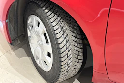 punainen Toyota Avensis 2011 kuva 13.