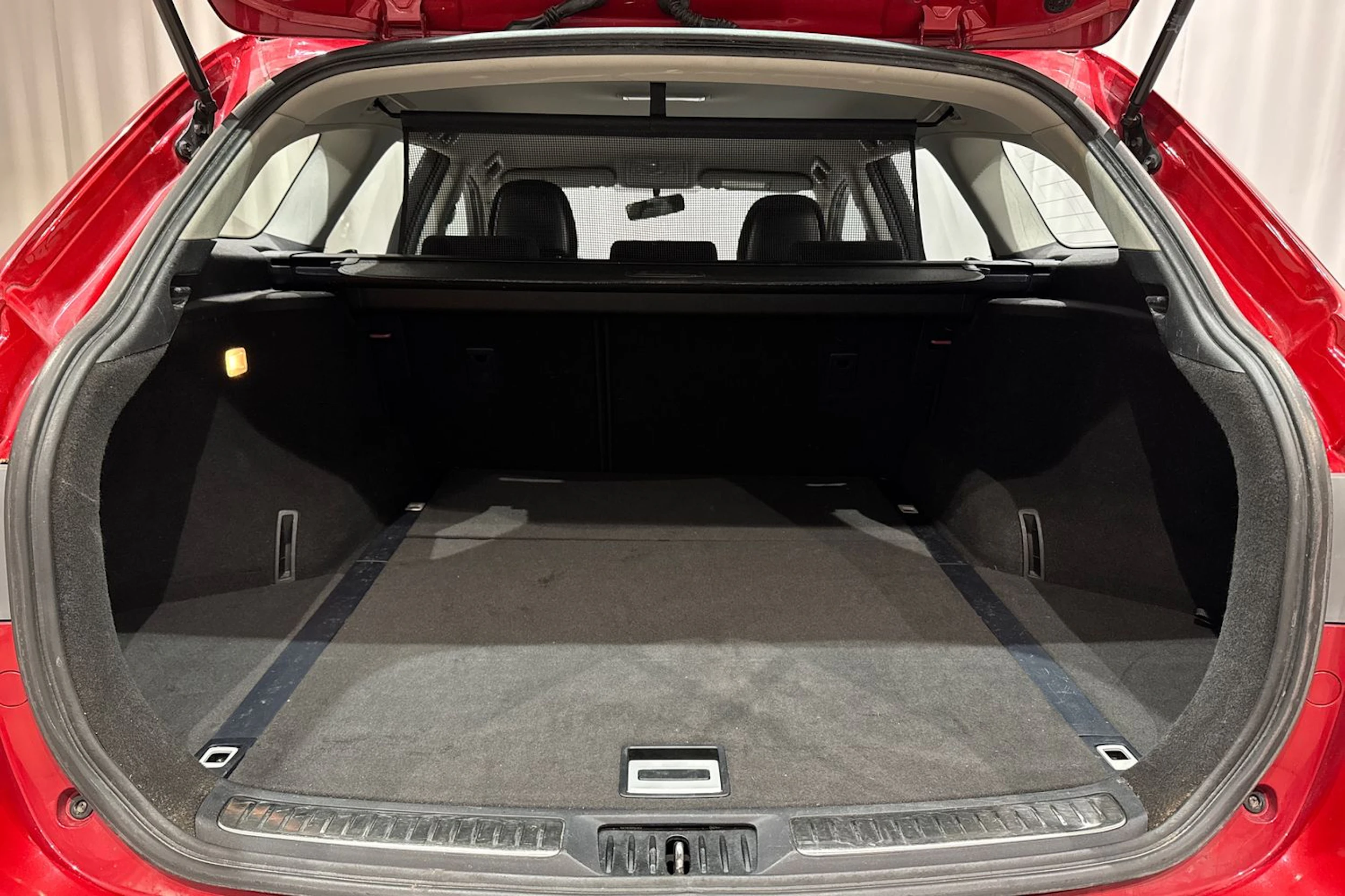 punainen Toyota Avensis 2011 kuva 16.