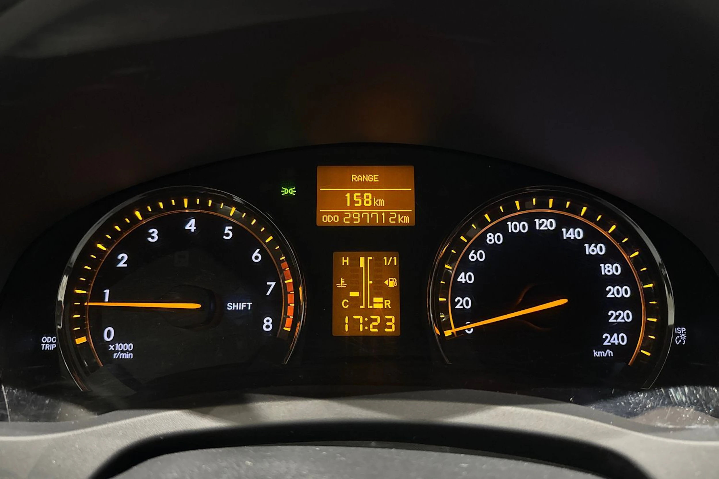 punainen Toyota Avensis 2011 kuva 18.
