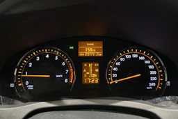 punainen Toyota Avensis 2011 kuva 18.