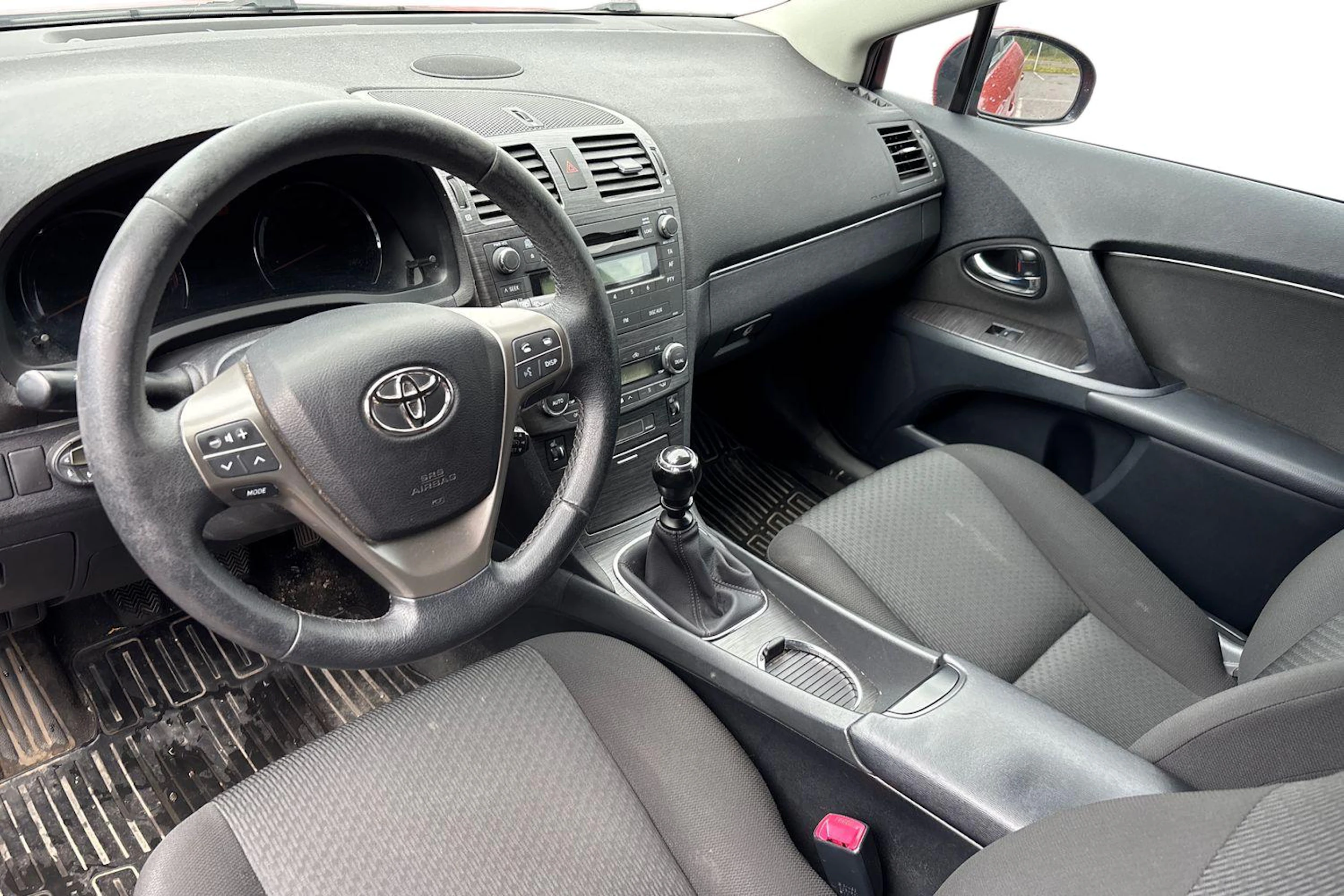 punainen Toyota Avensis 2011 kuva 3.