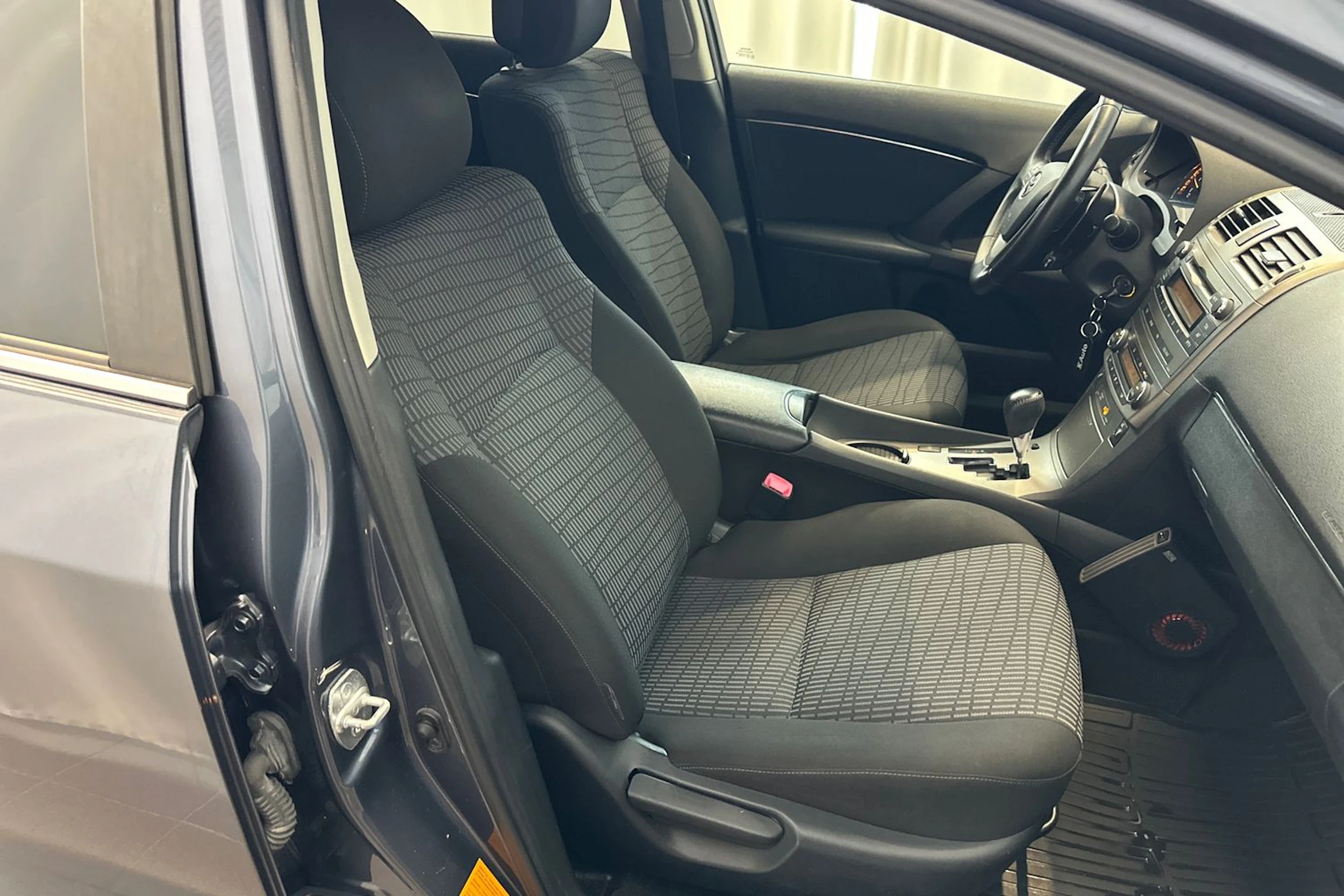 sininen Toyota Avensis 2011 kuva 11.
