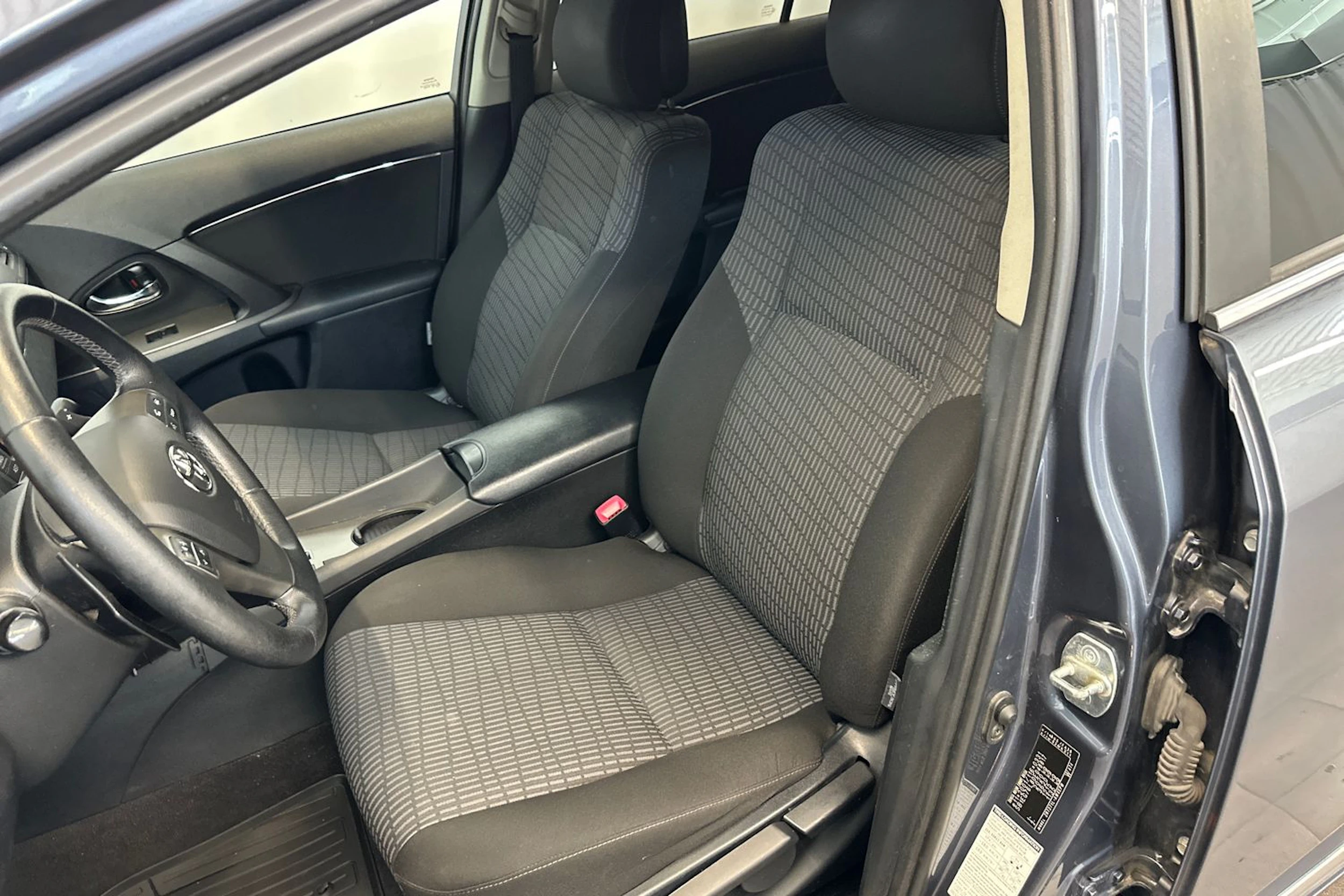 sininen Toyota Avensis 2011 kuva 13.