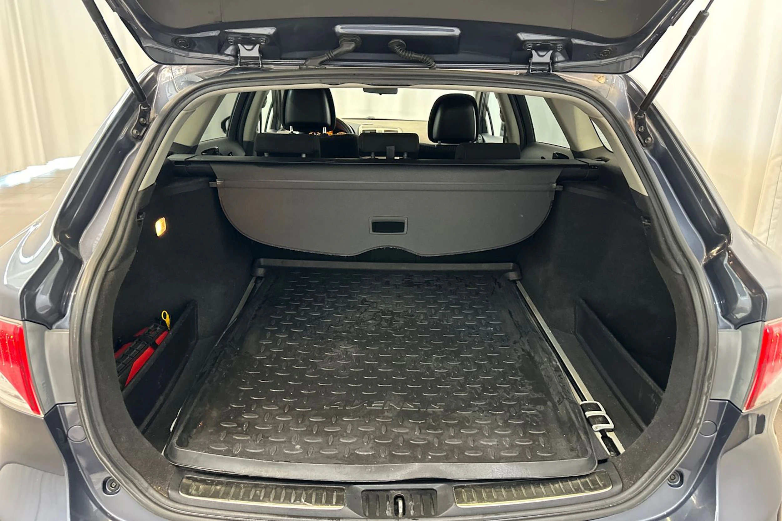 sininen Toyota Avensis 2011 kuva 23.