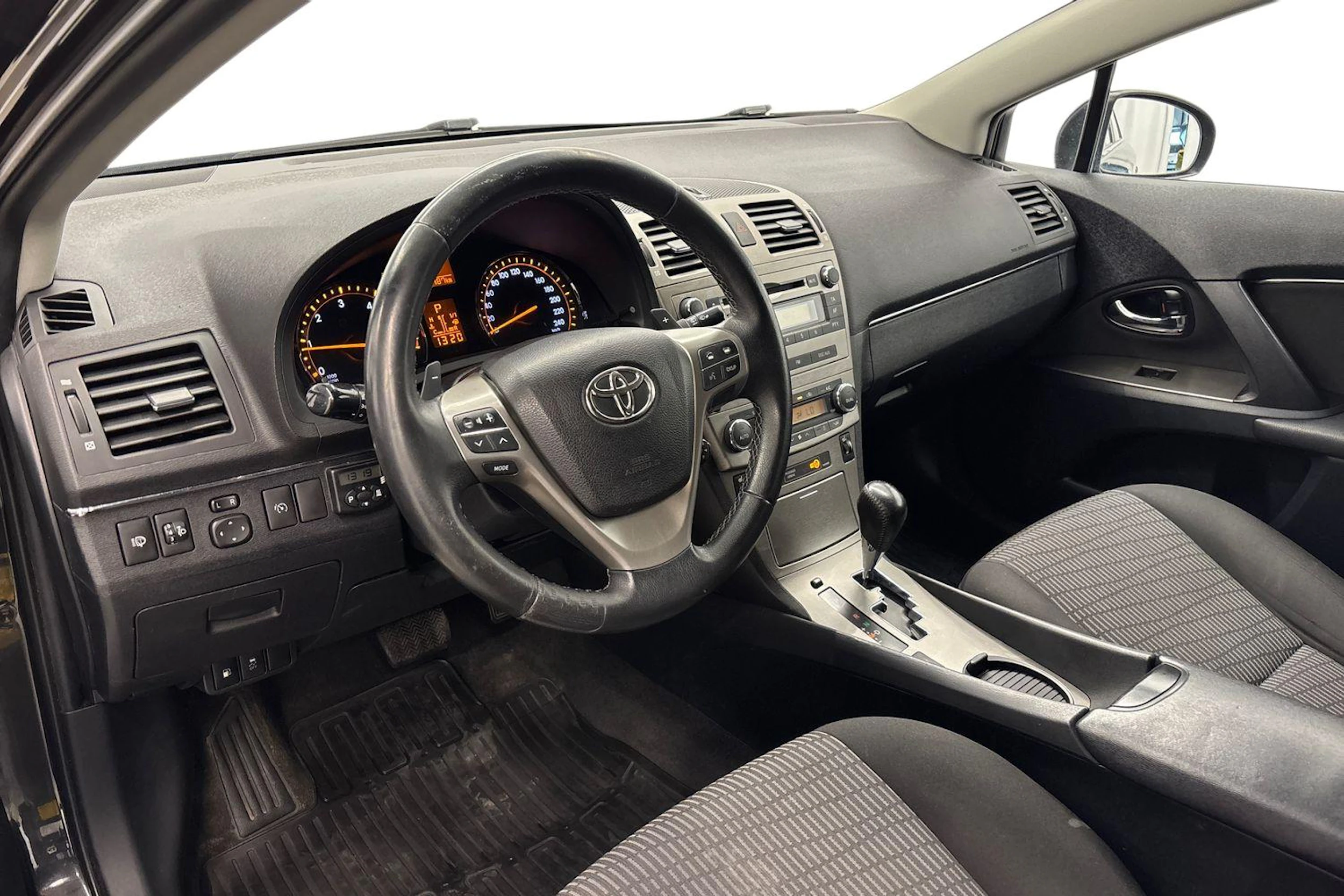 musta Toyota Avensis 2011 kuva 8.