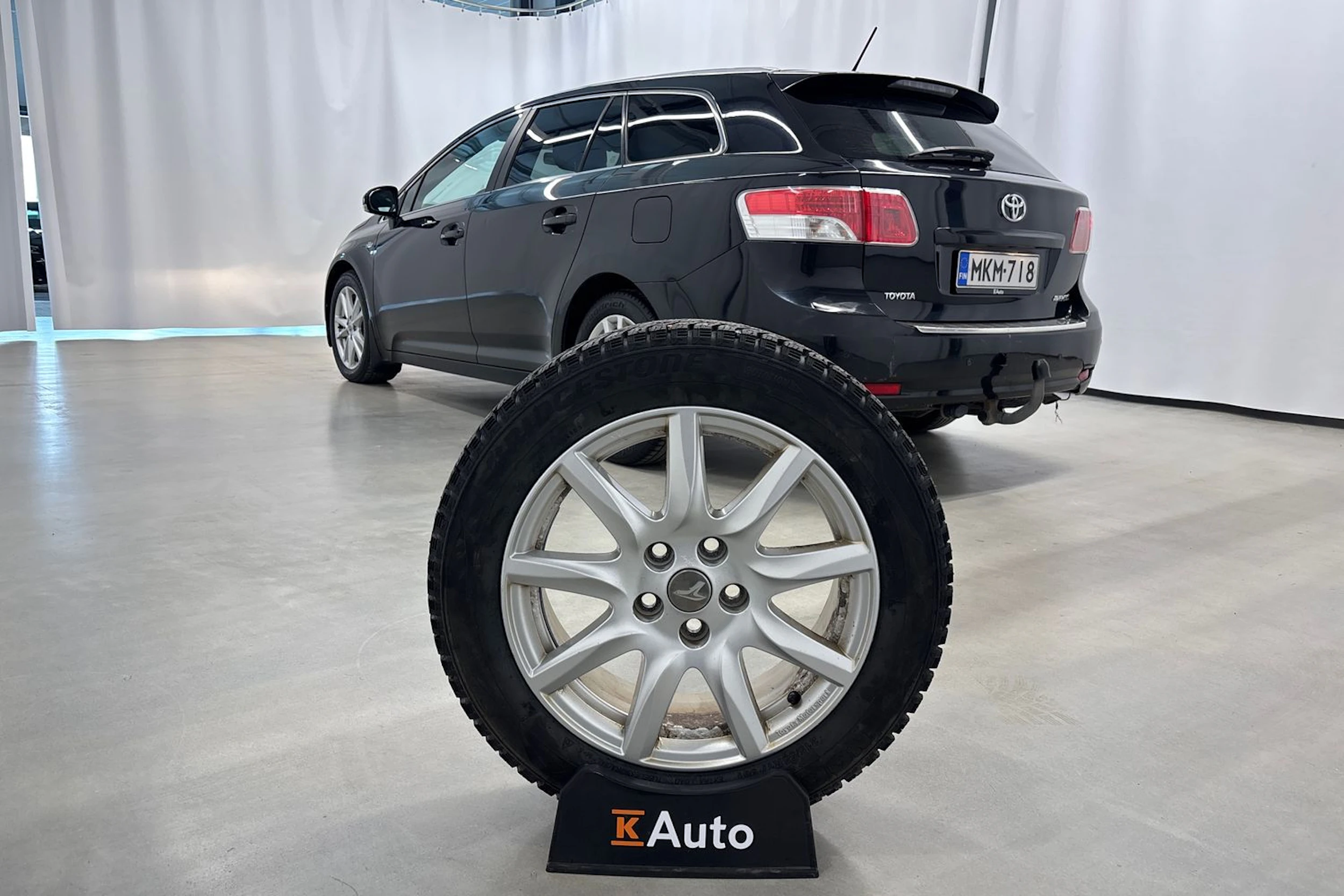 musta Toyota Avensis 2011 kuva 13.