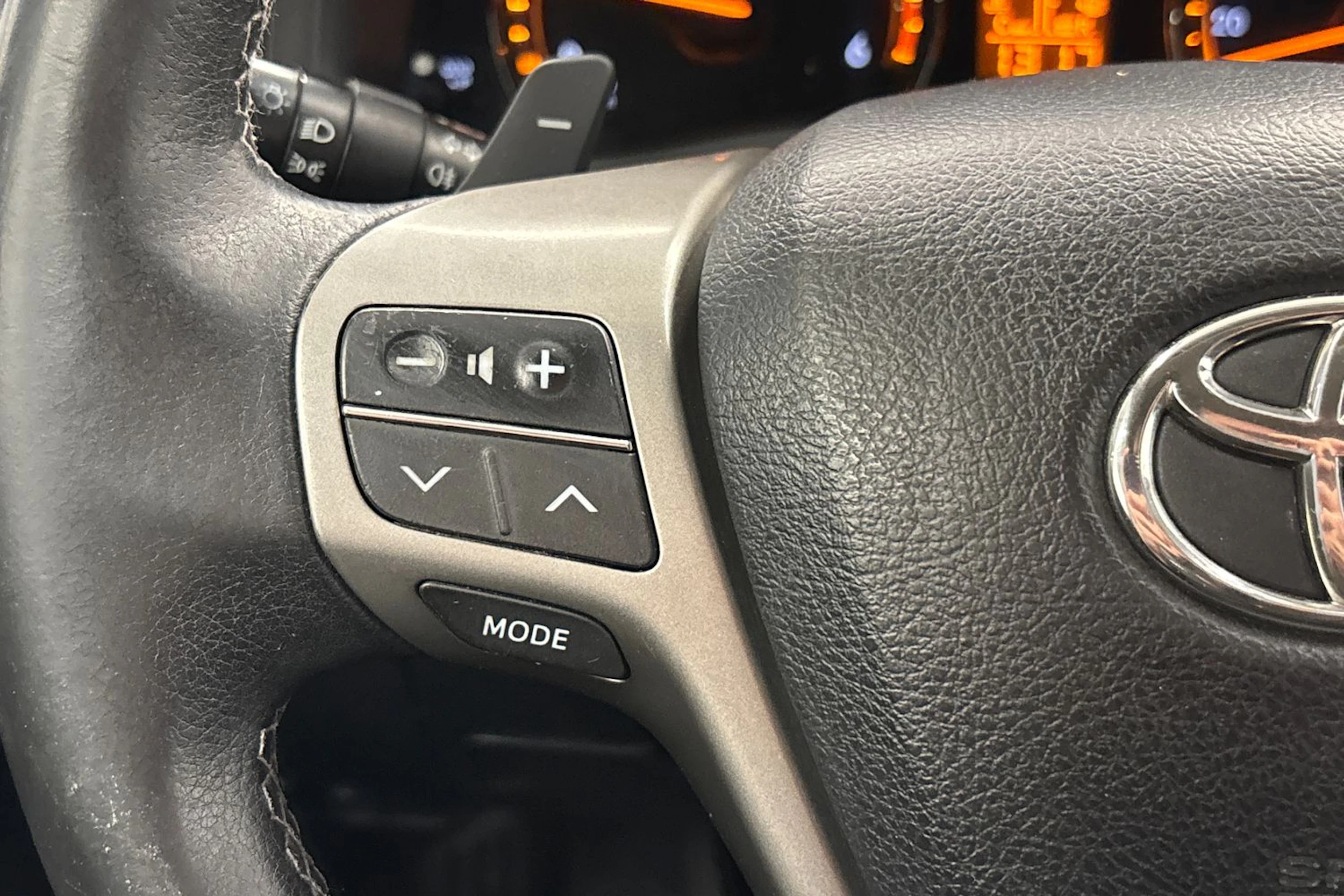 musta Toyota Avensis 2011 kuva 15.