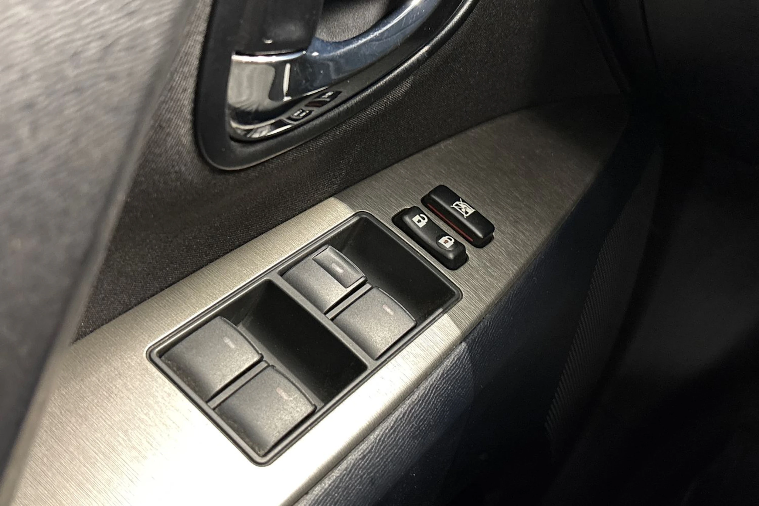 musta Toyota Avensis 2011 kuva 19.
