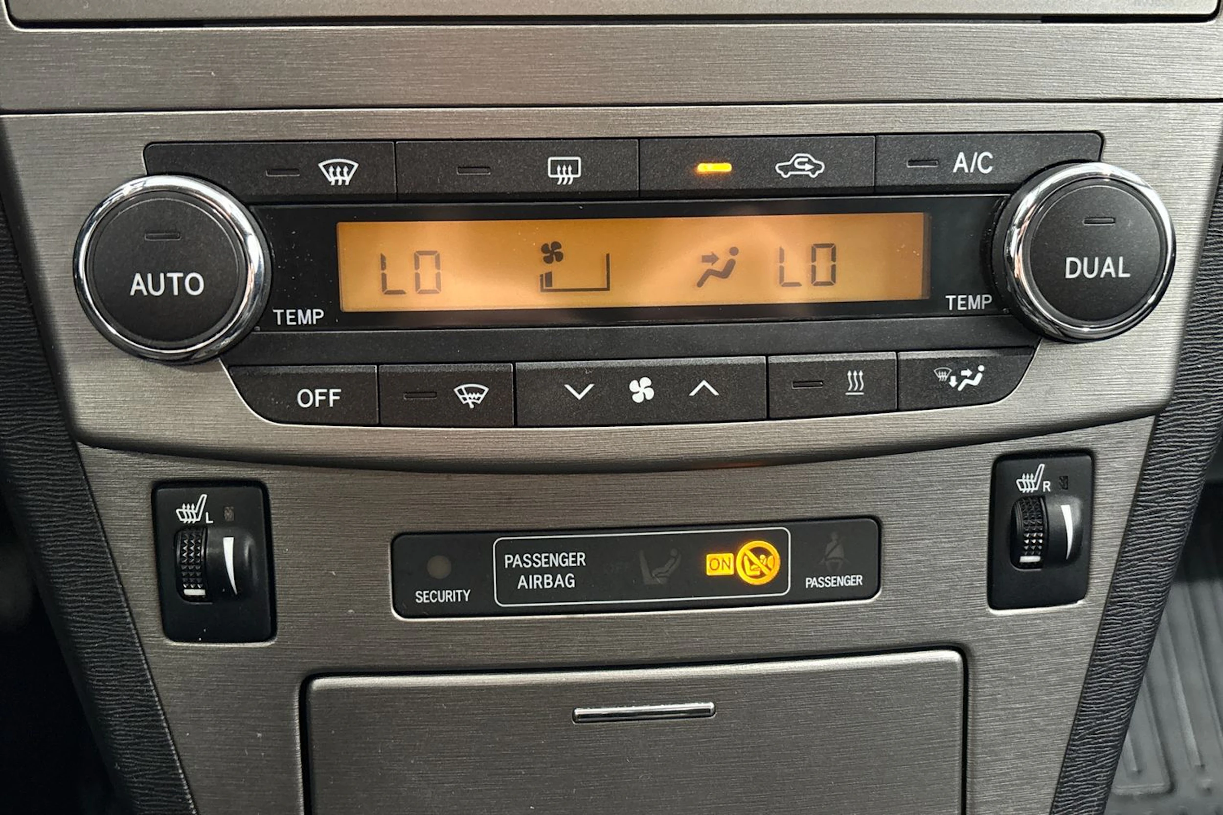 musta Toyota Avensis 2011 kuva 20.