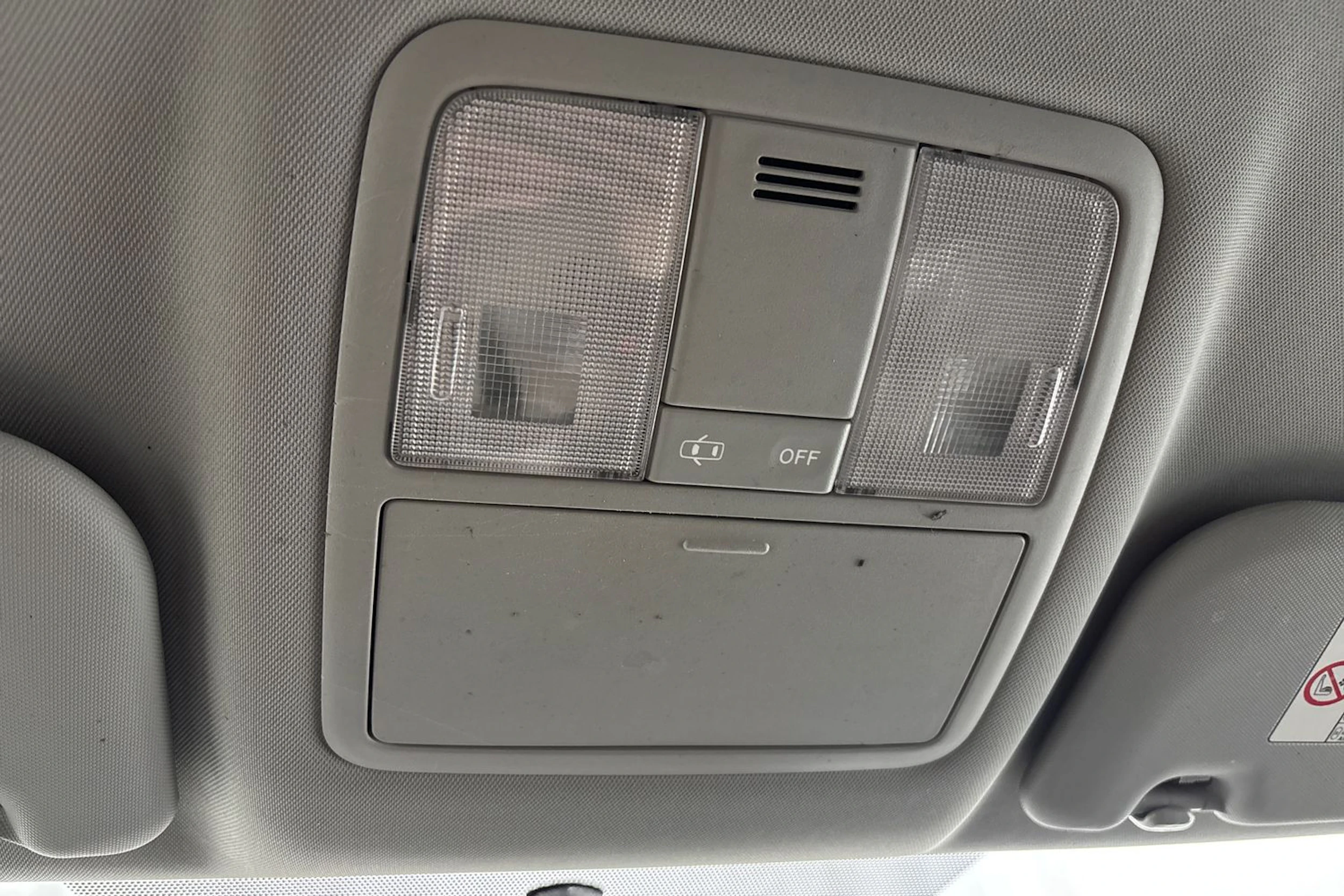 musta Toyota Avensis 2011 kuva 22.