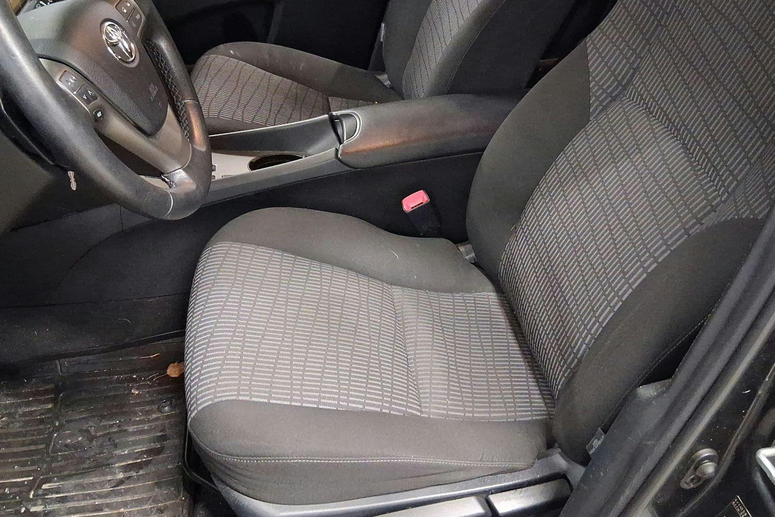 Musta Toyota AVENSIS 2011 kuva 3.