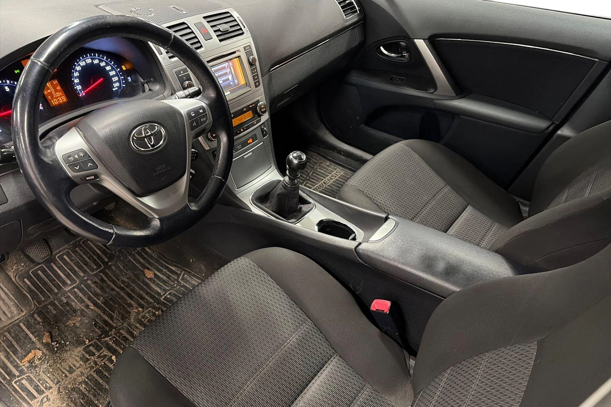 musta Toyota Avensis 2012 kuva 3.