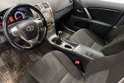 musta Toyota Avensis 2012 kuva 3.