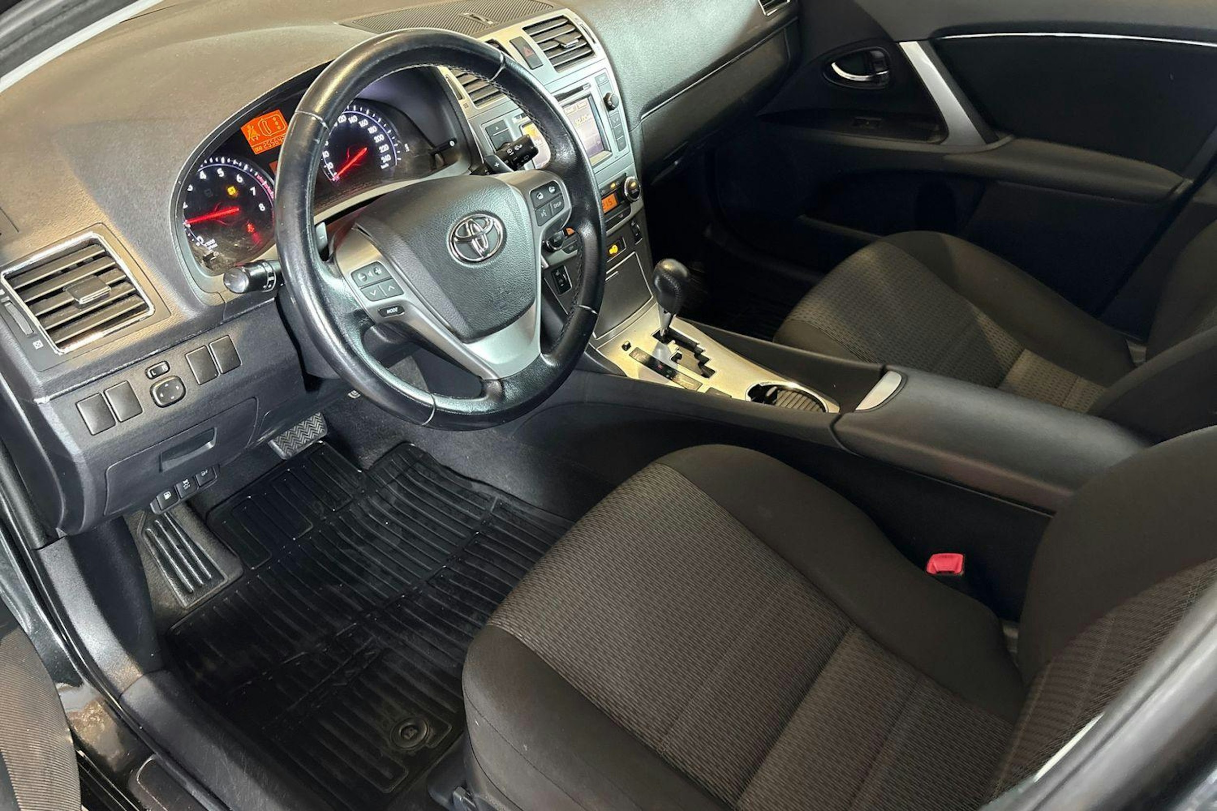 musta Toyota Avensis 2012 kuva 7.