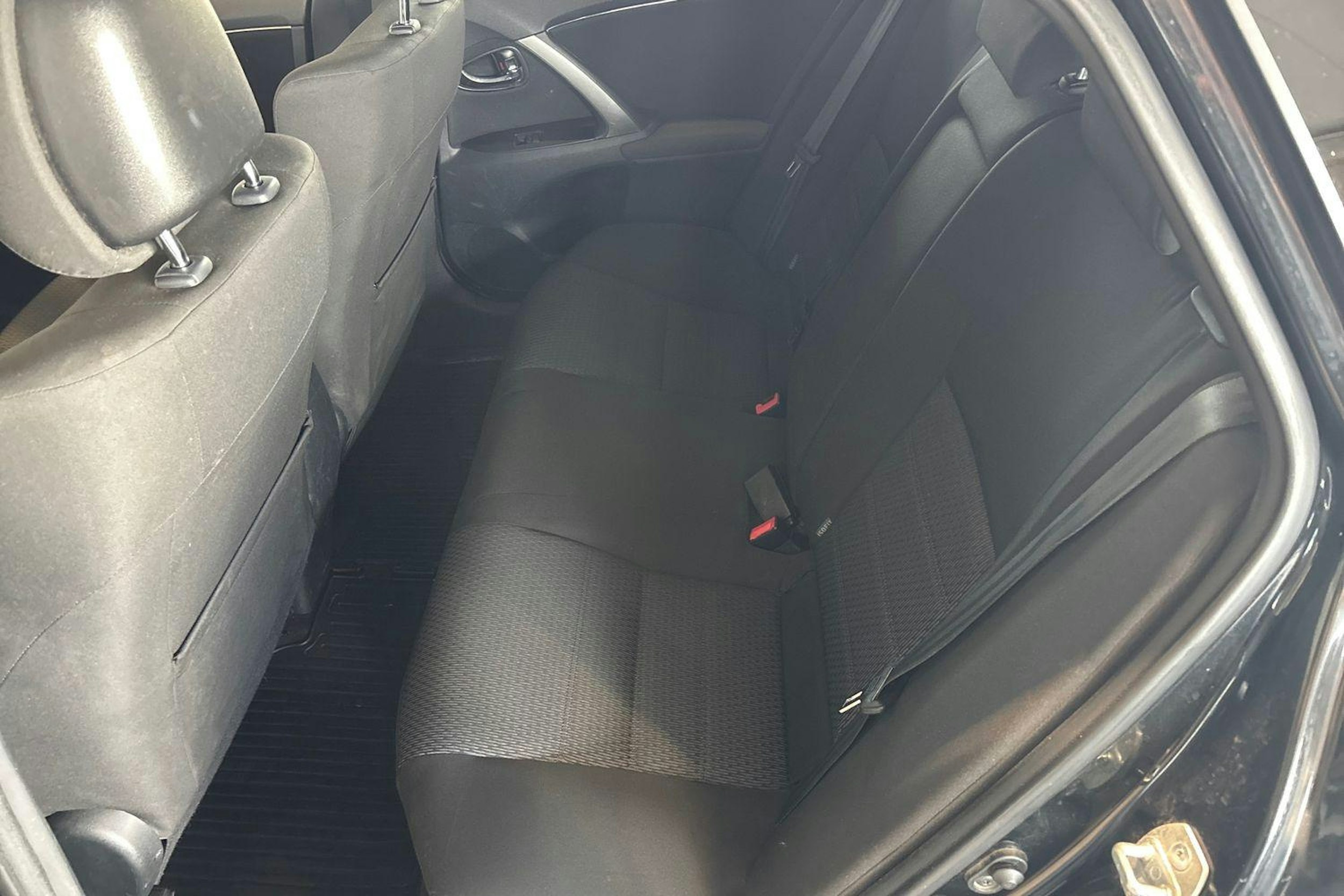 musta Toyota Avensis 2012 kuva 10.