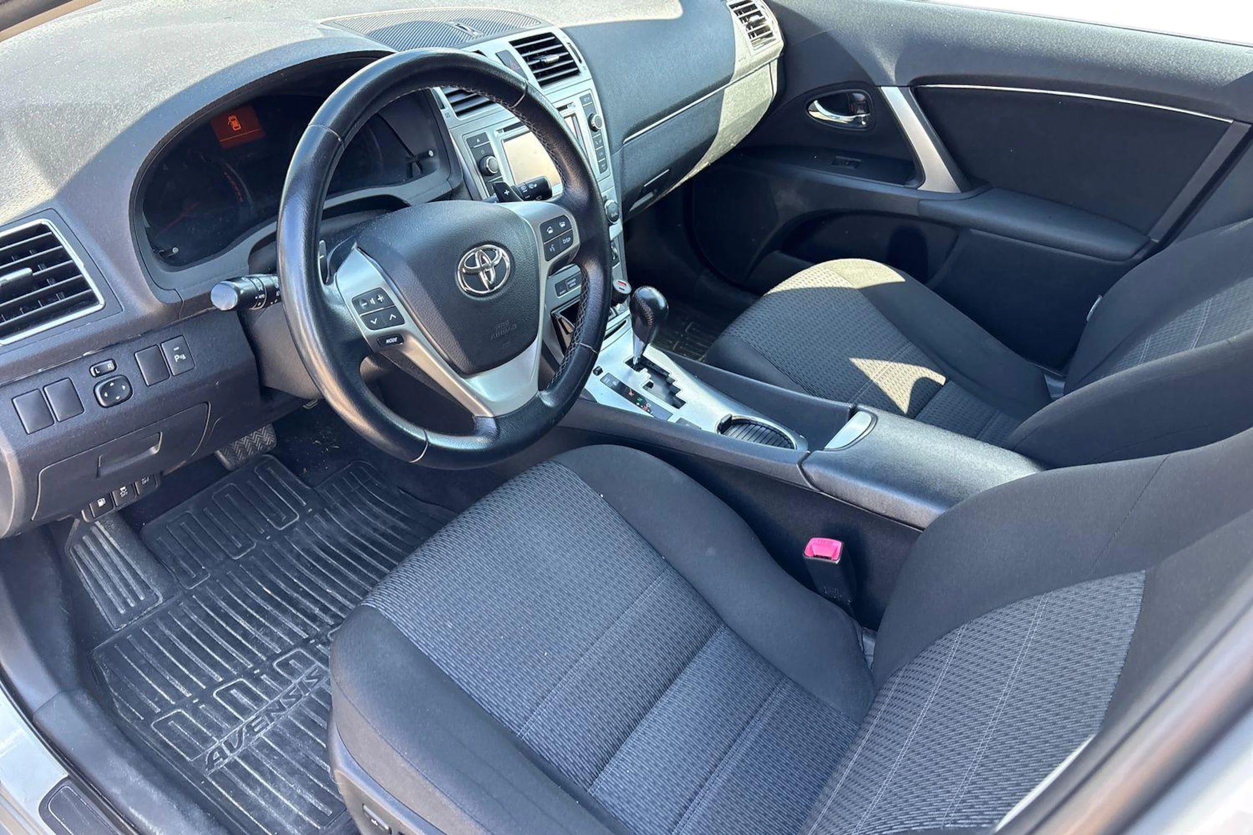 hopea Toyota Avensis 2012 kuva 3.