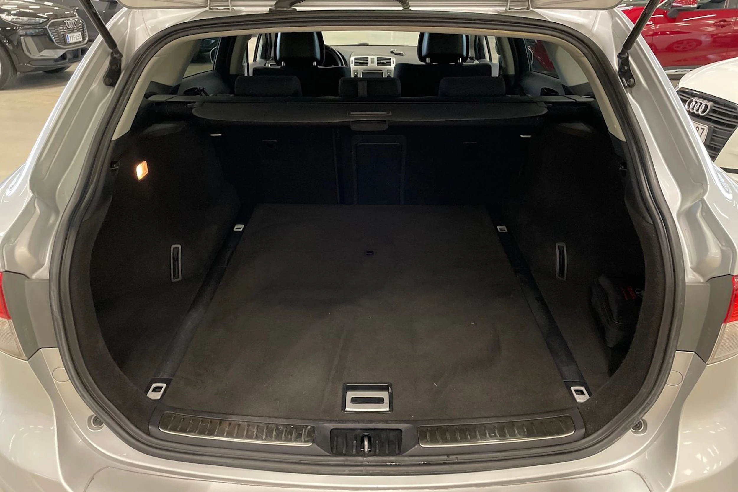 hopea Toyota Avensis 2012 kuva 25.