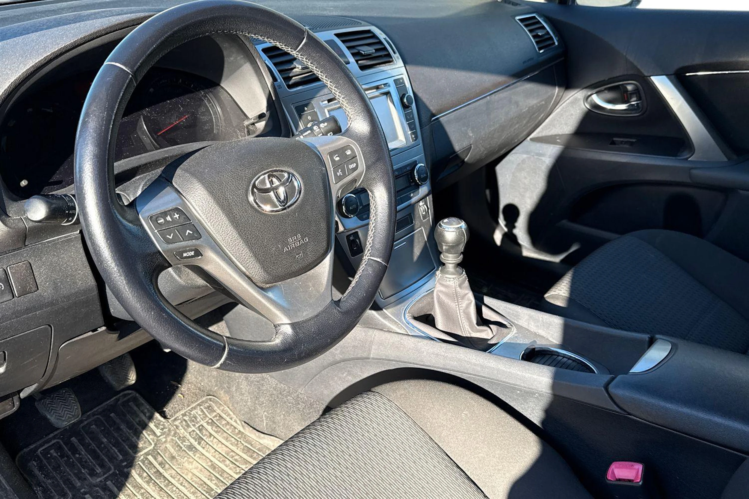 punainen Toyota Avensis 2012 kuva 3.