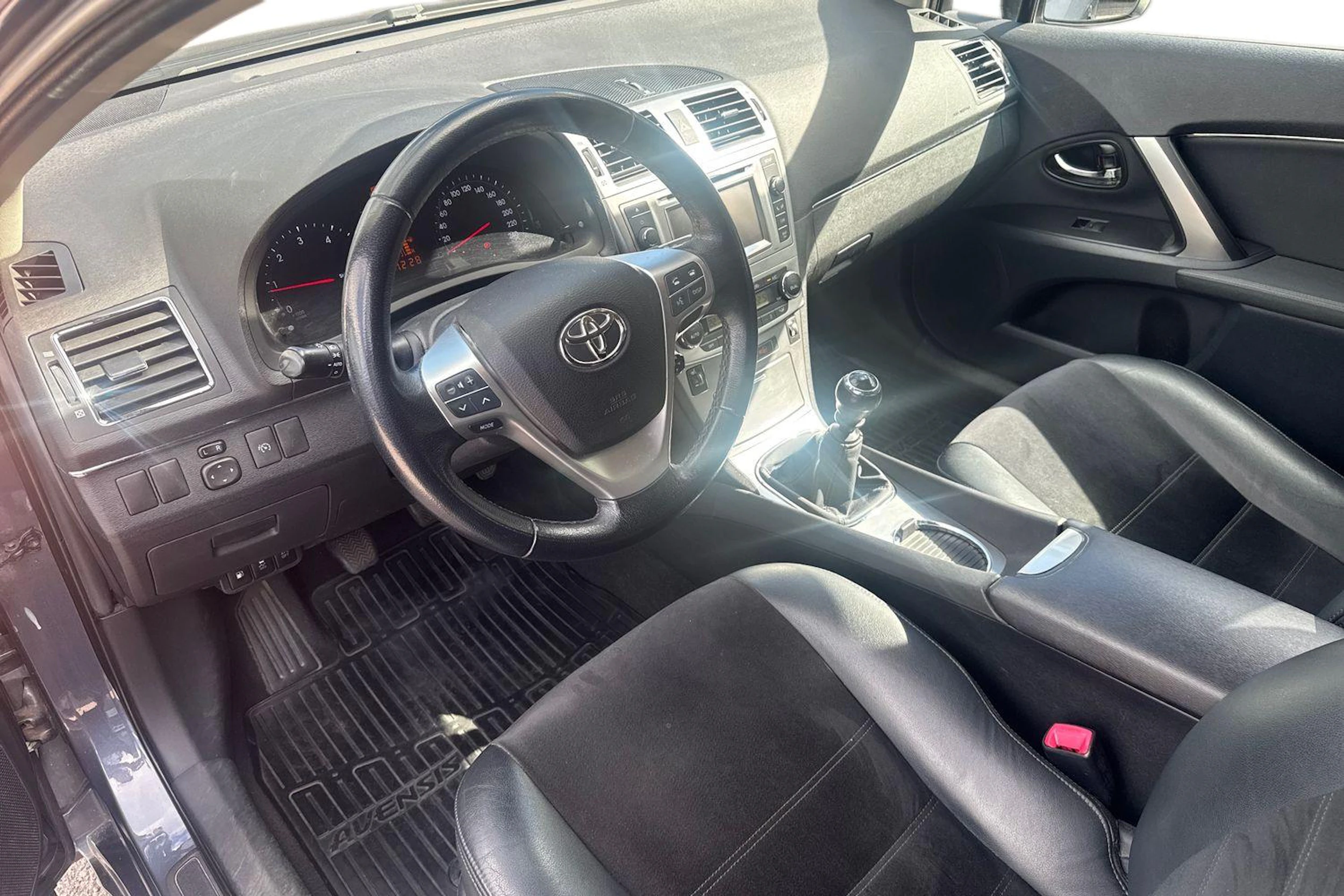 sininen Toyota Avensis 2013 kuva 3.