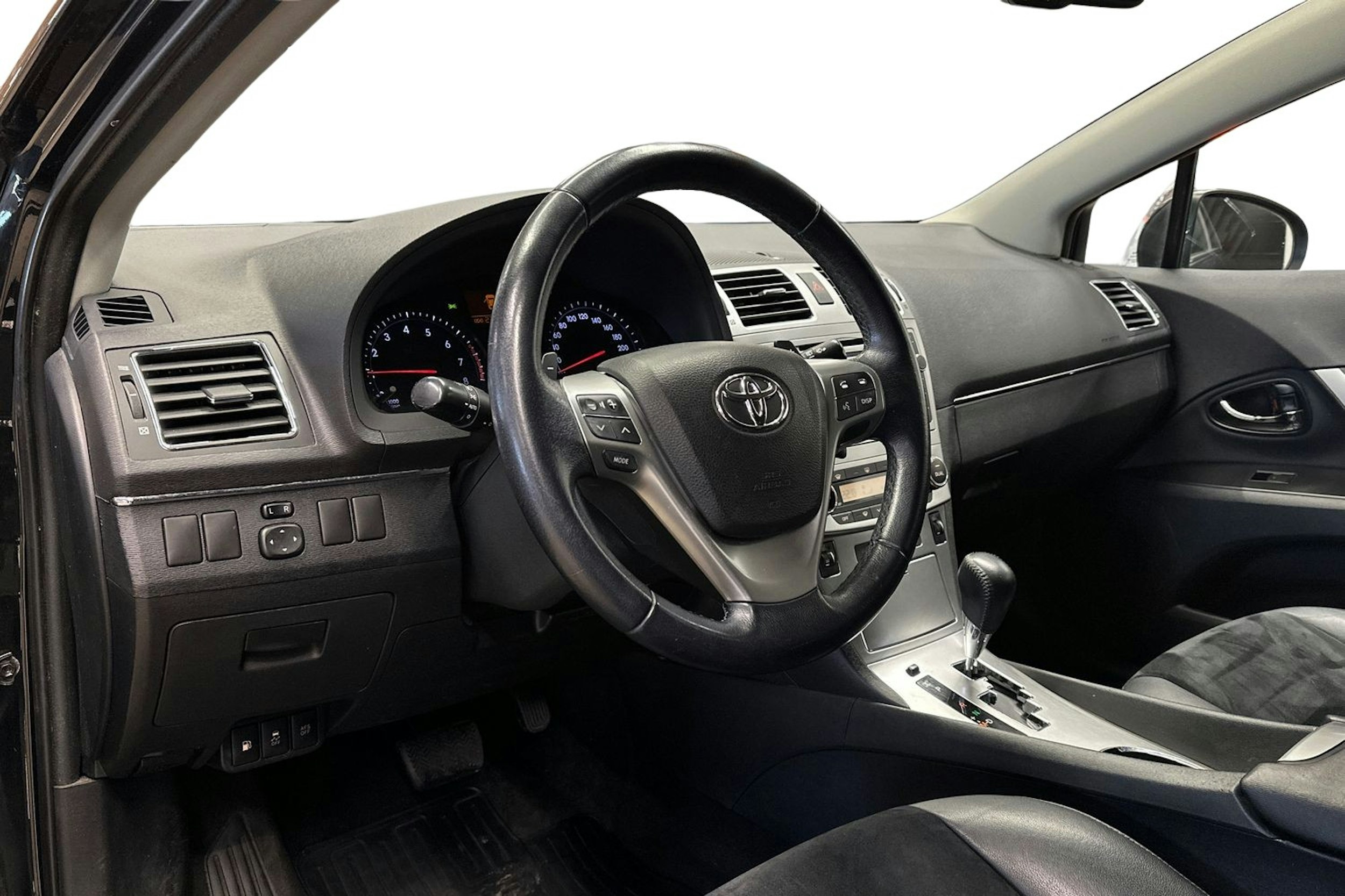 met. musta Toyota Avensis 2013 kuva 6.