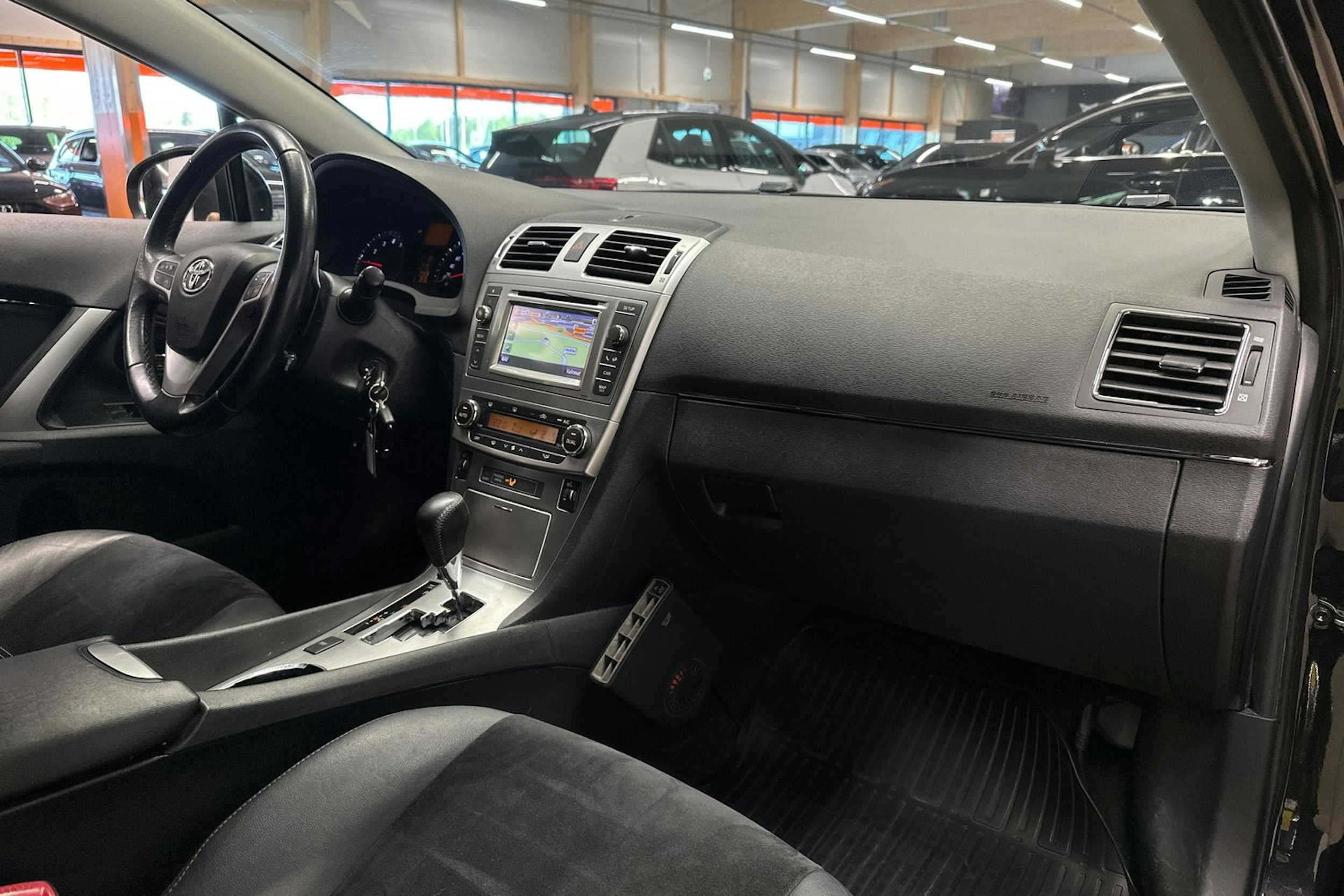 met. musta Toyota Avensis 2013 kuva 9.