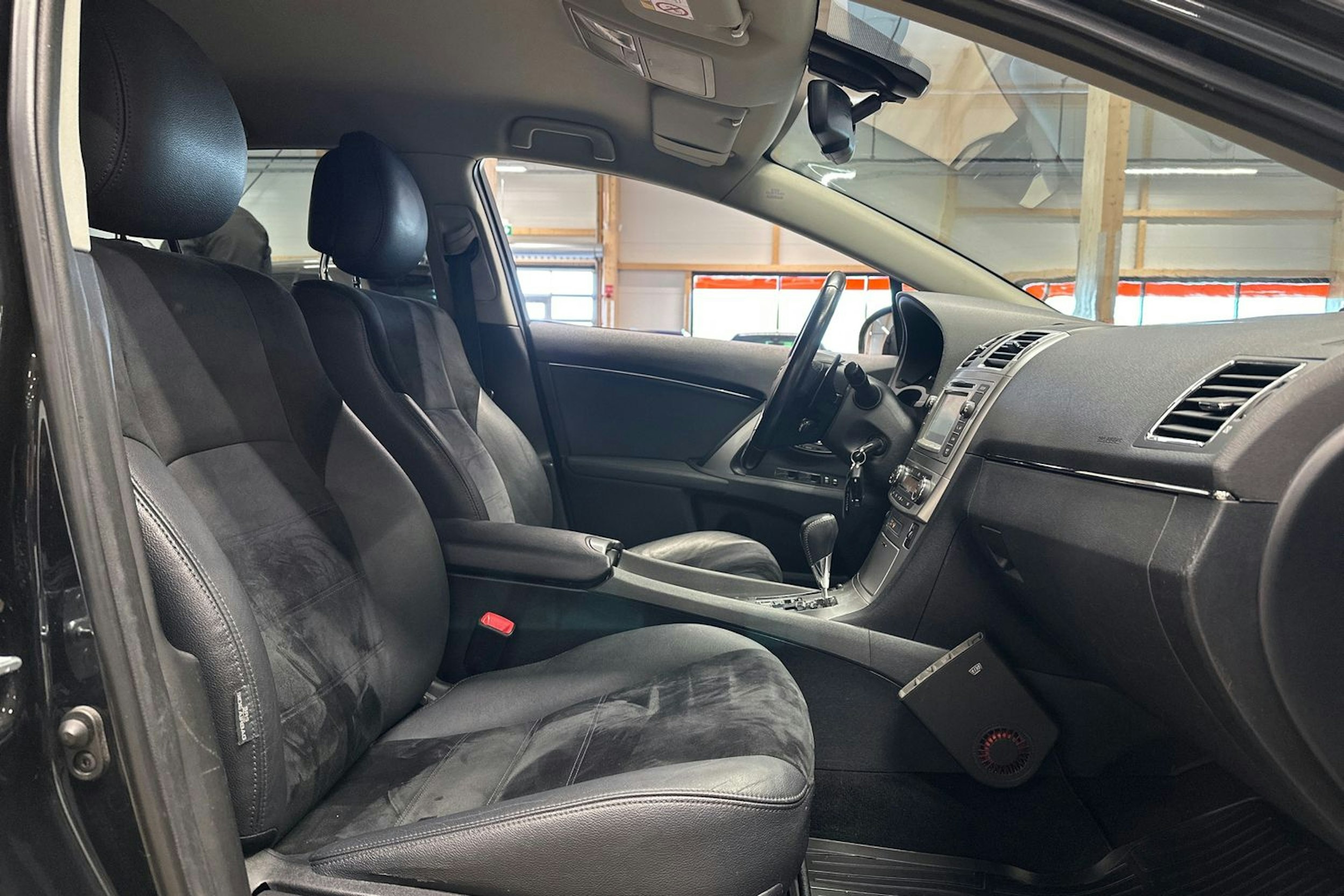 met. musta Toyota Avensis 2013 kuva 10.