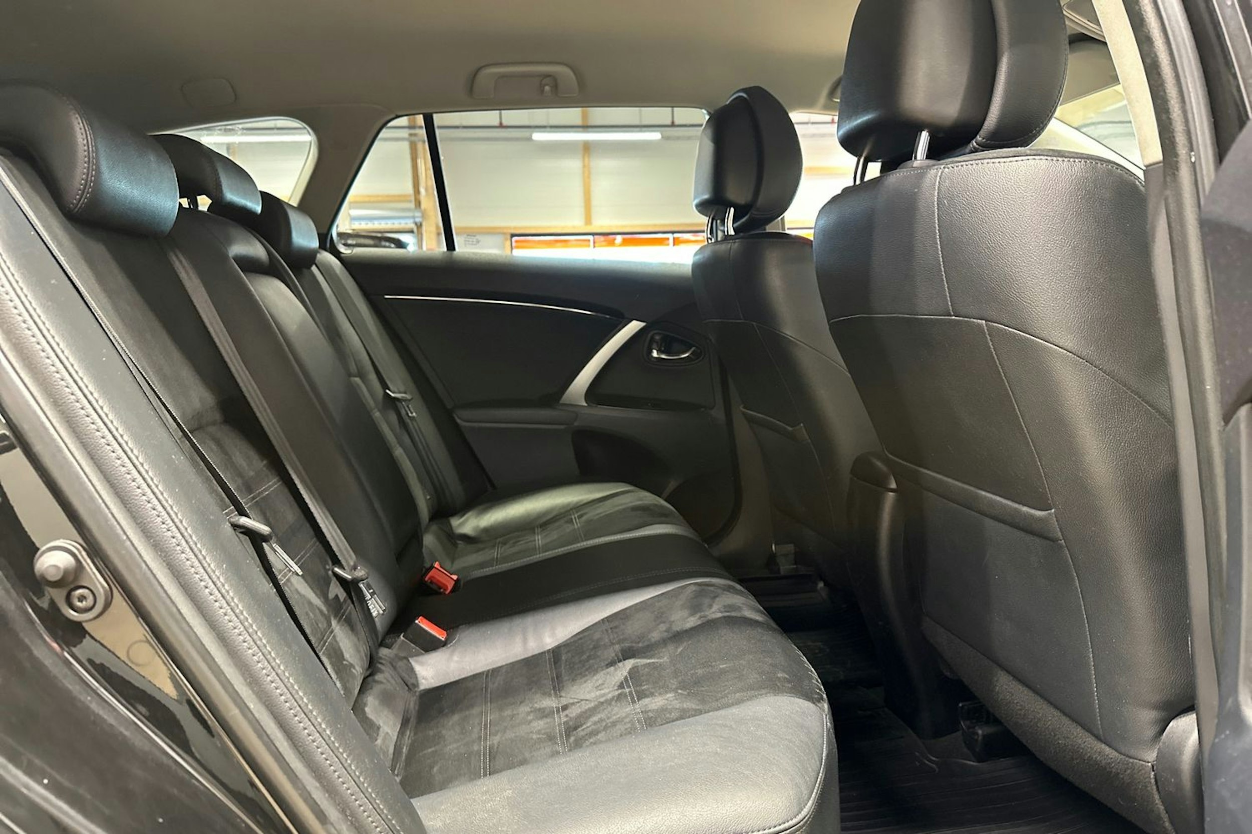 met. musta Toyota Avensis 2013 kuva 11.