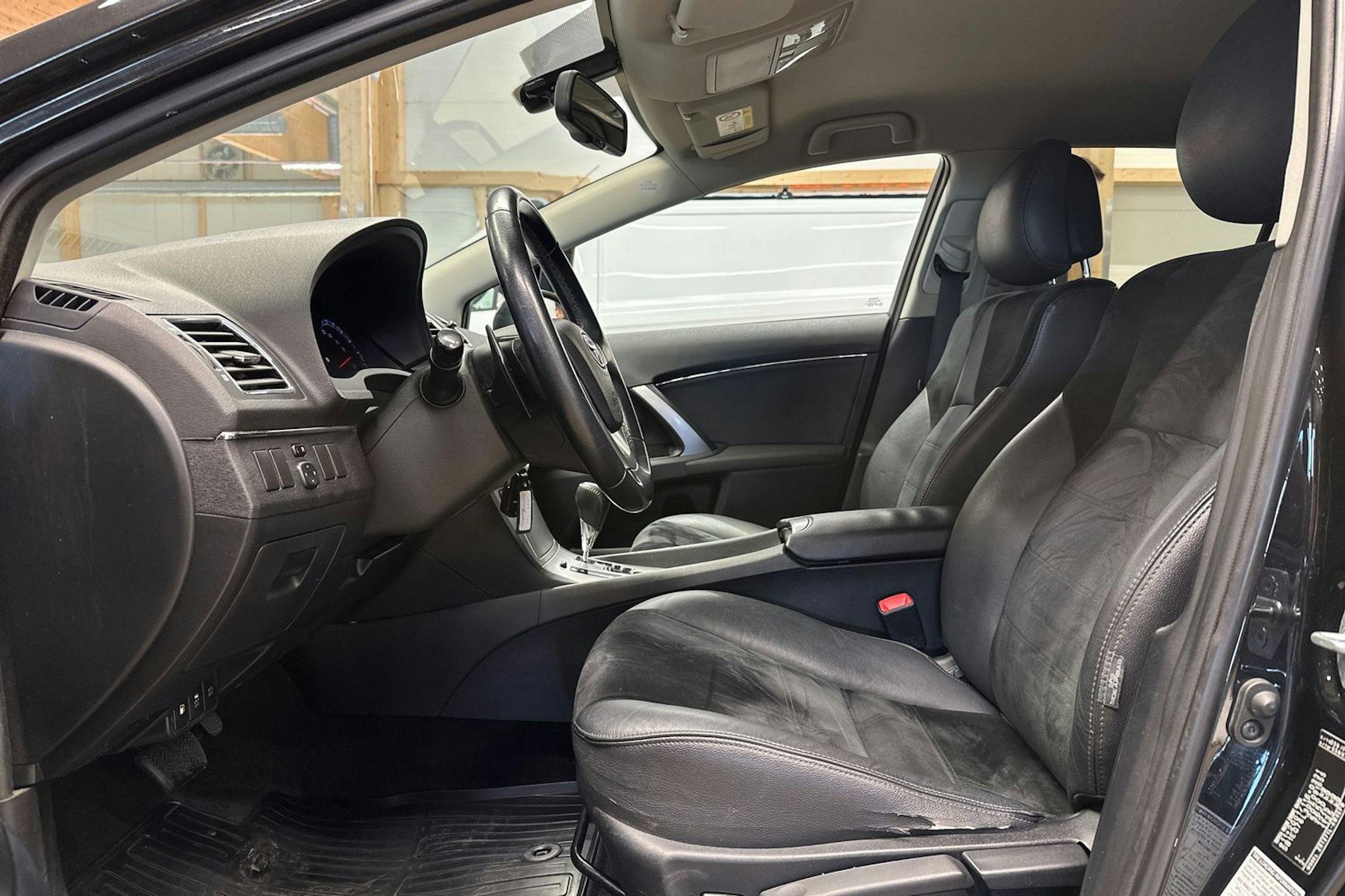 met. musta Toyota Avensis 2013 kuva 12.