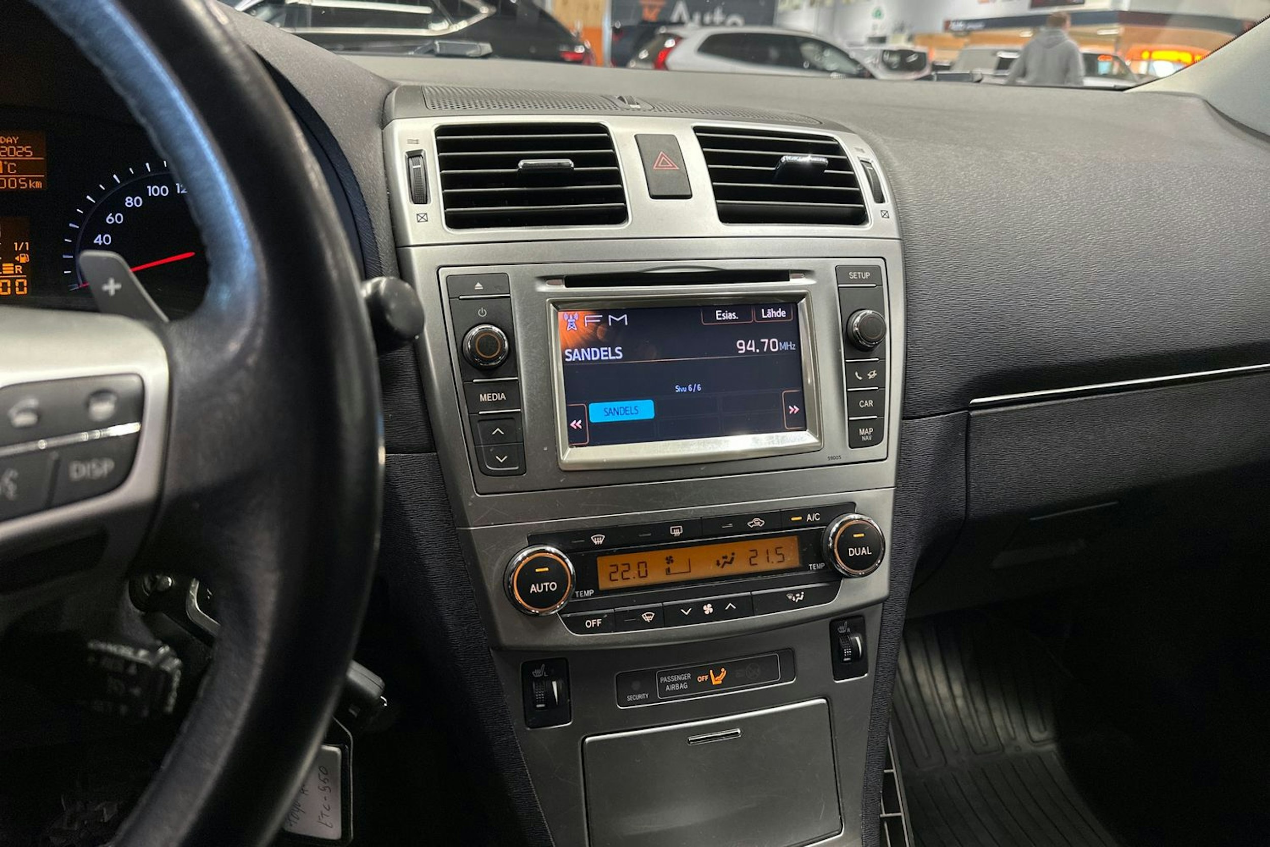 met. musta Toyota Avensis 2013 kuva 18.