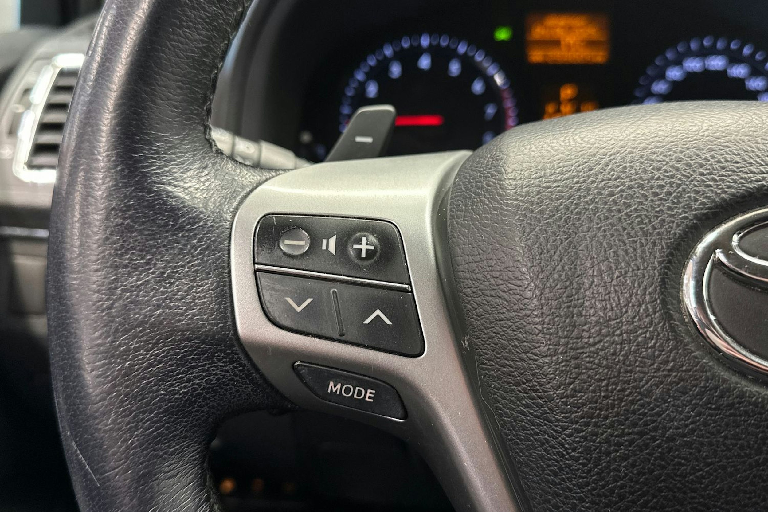 met. musta Toyota Avensis 2013 kuva 21.