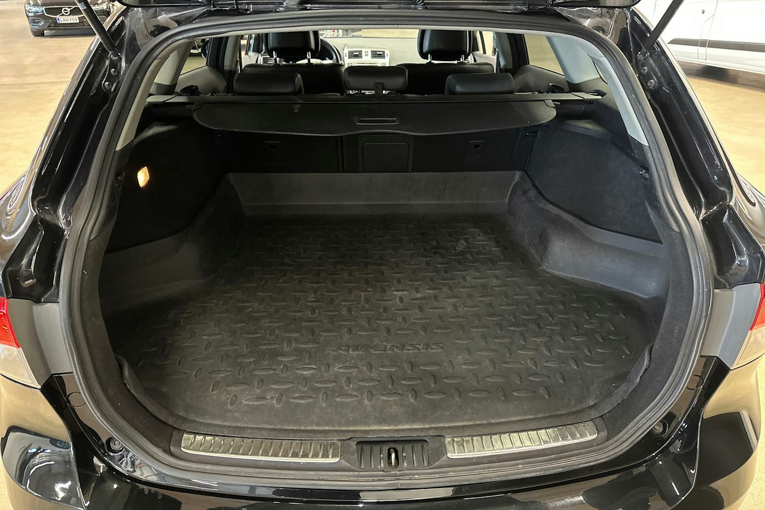 met. musta Toyota Avensis 2013 kuva 25.