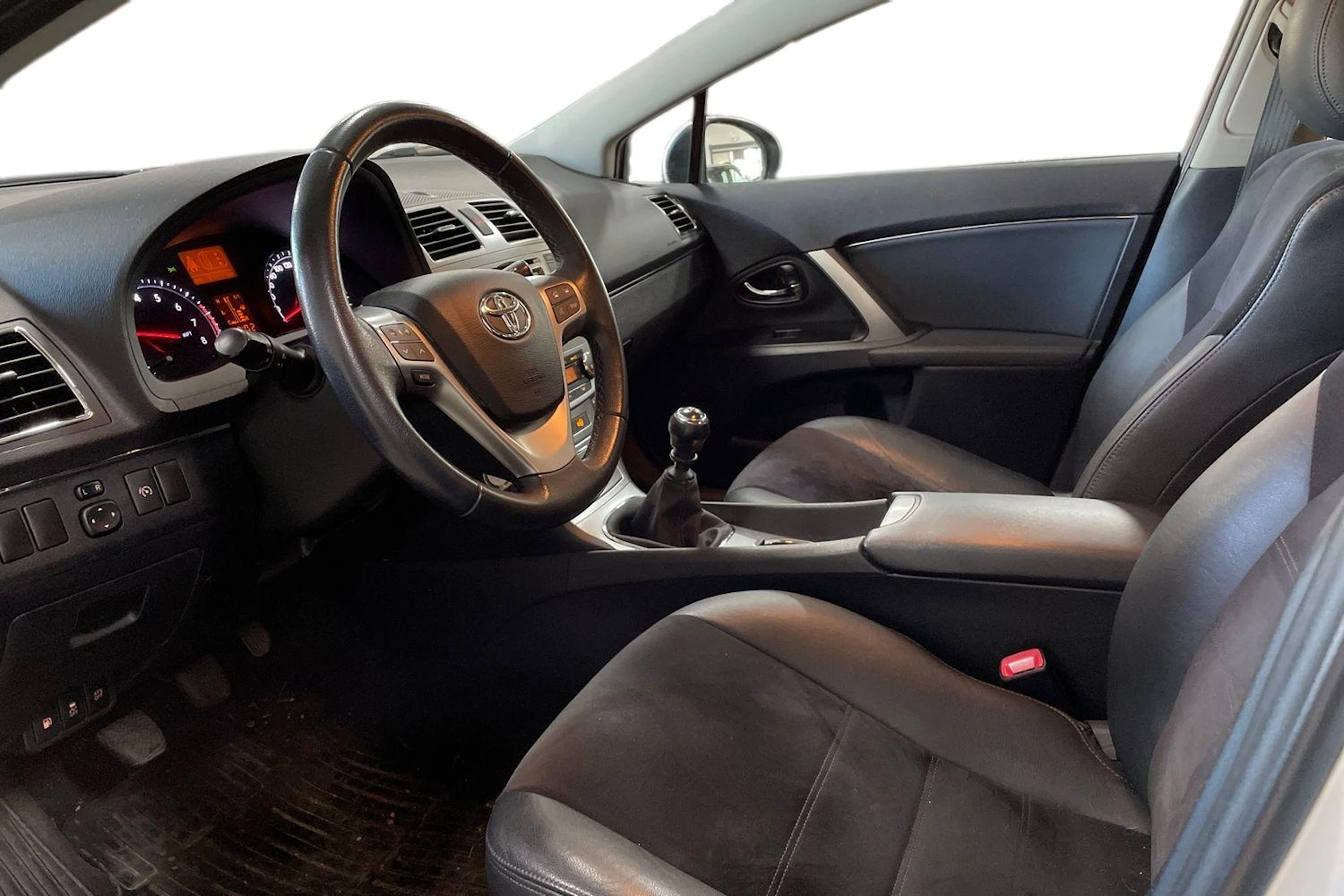 hopea Toyota Avensis 2013 kuva 6.