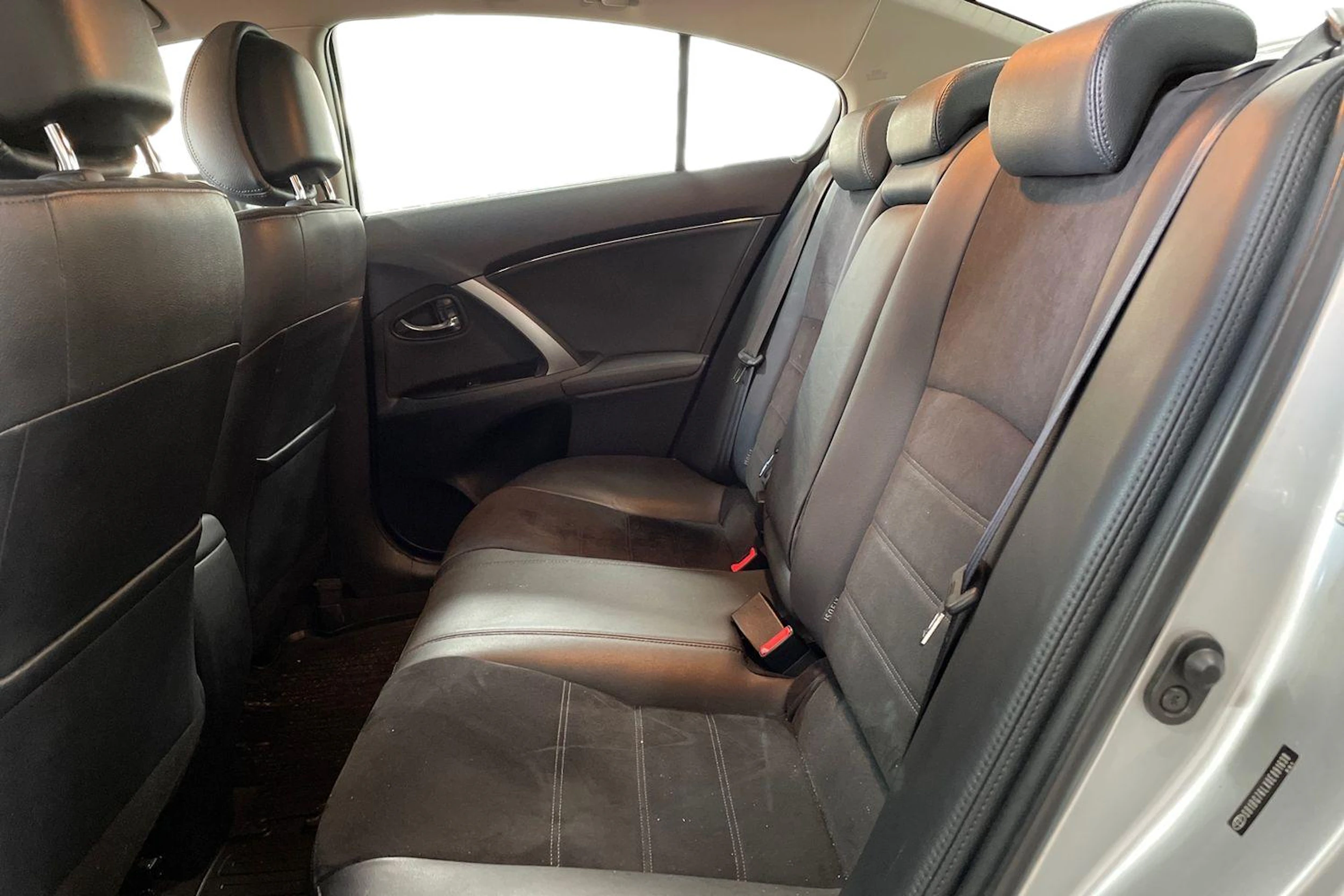 hopea Toyota Avensis 2013 kuva 8.