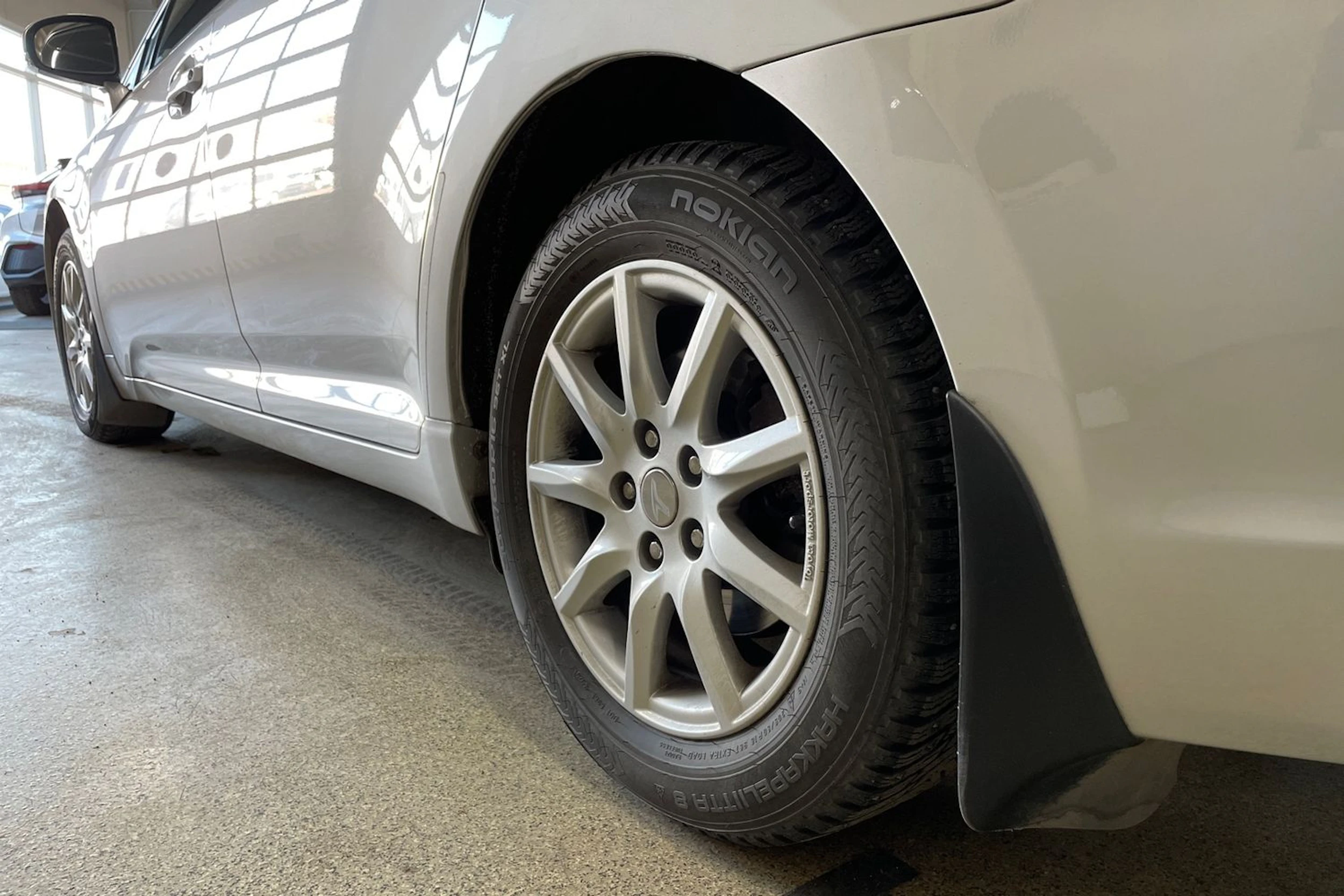 hopea Toyota Avensis 2013 kuva 10.