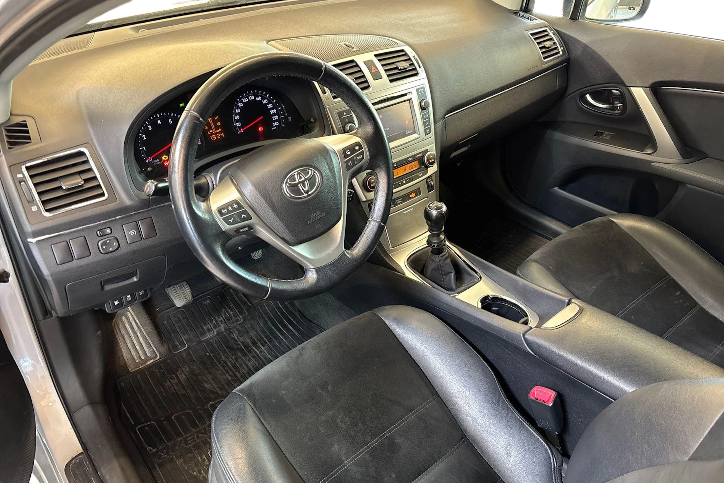 Hopea Toyota AVENSIS 2013 kuva 8.