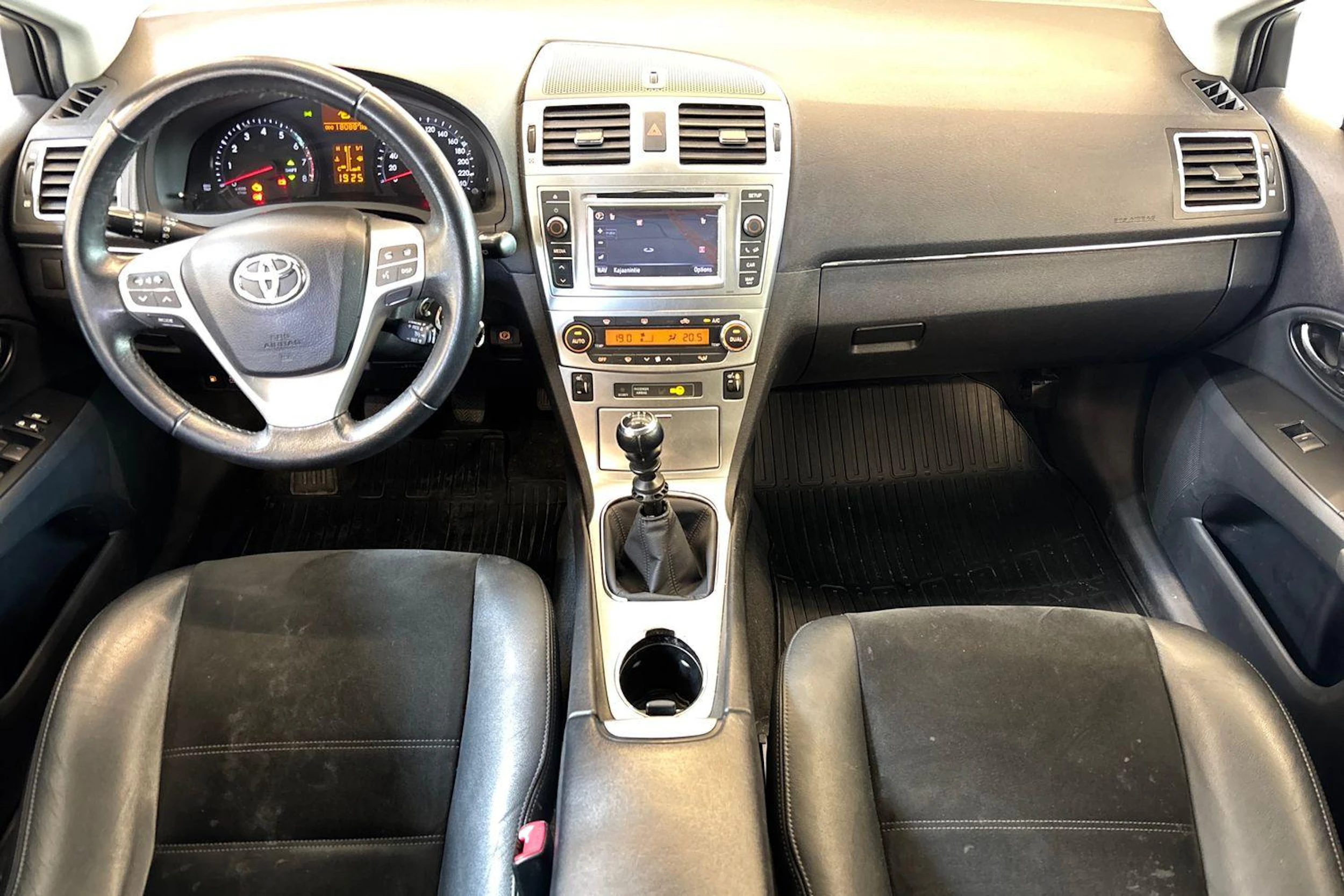 Hopea Toyota AVENSIS 2013 kuva 9.