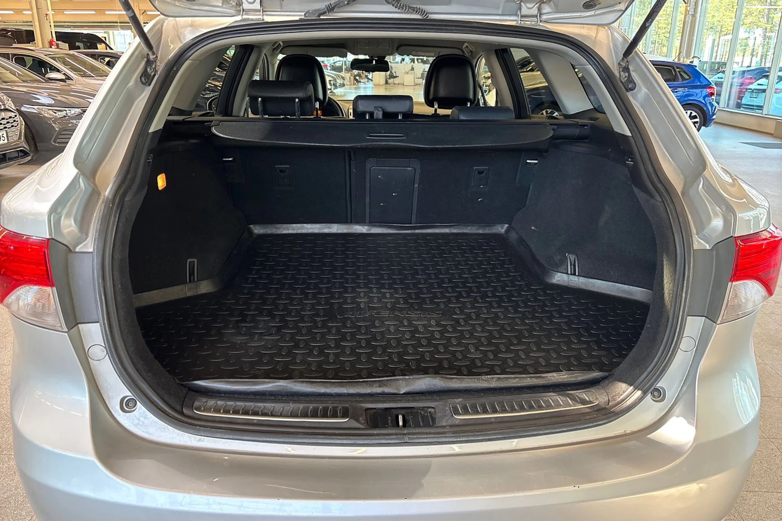Hopea Toyota AVENSIS 2013 kuva 23.