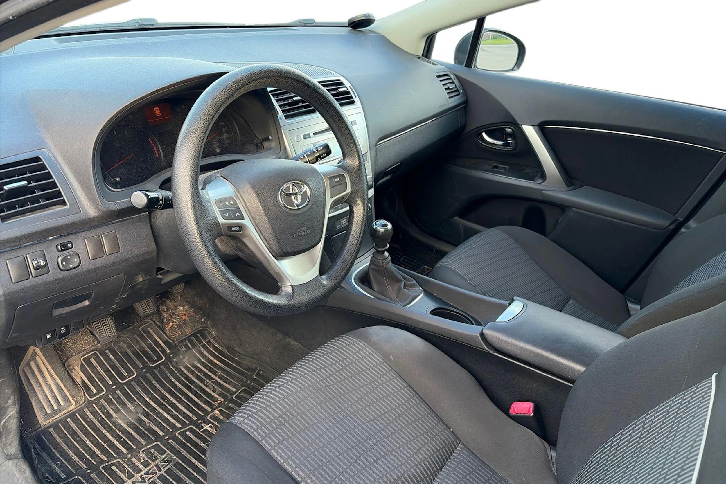 harmaa Toyota Avensis 2013 kuva 3.