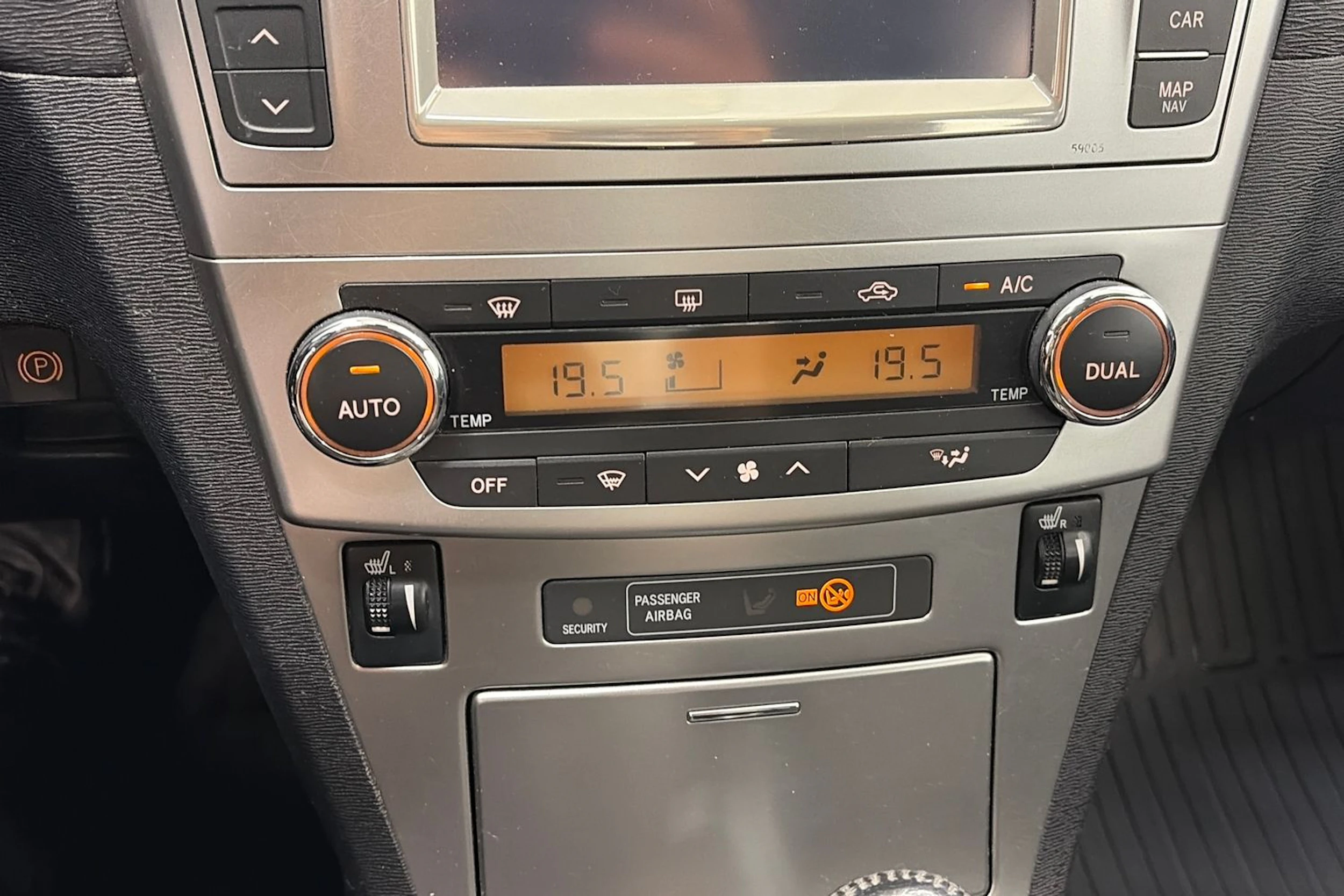 Sininen Toyota AVENSIS 2013 kuva 20.
