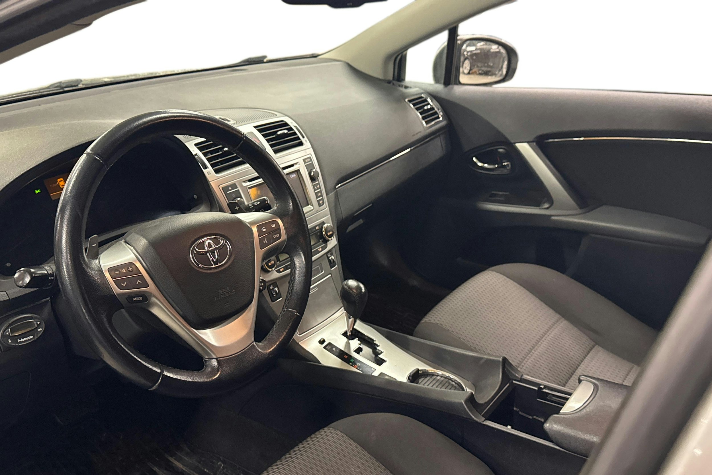 harmaa Toyota Avensis 2013 kuva 3.