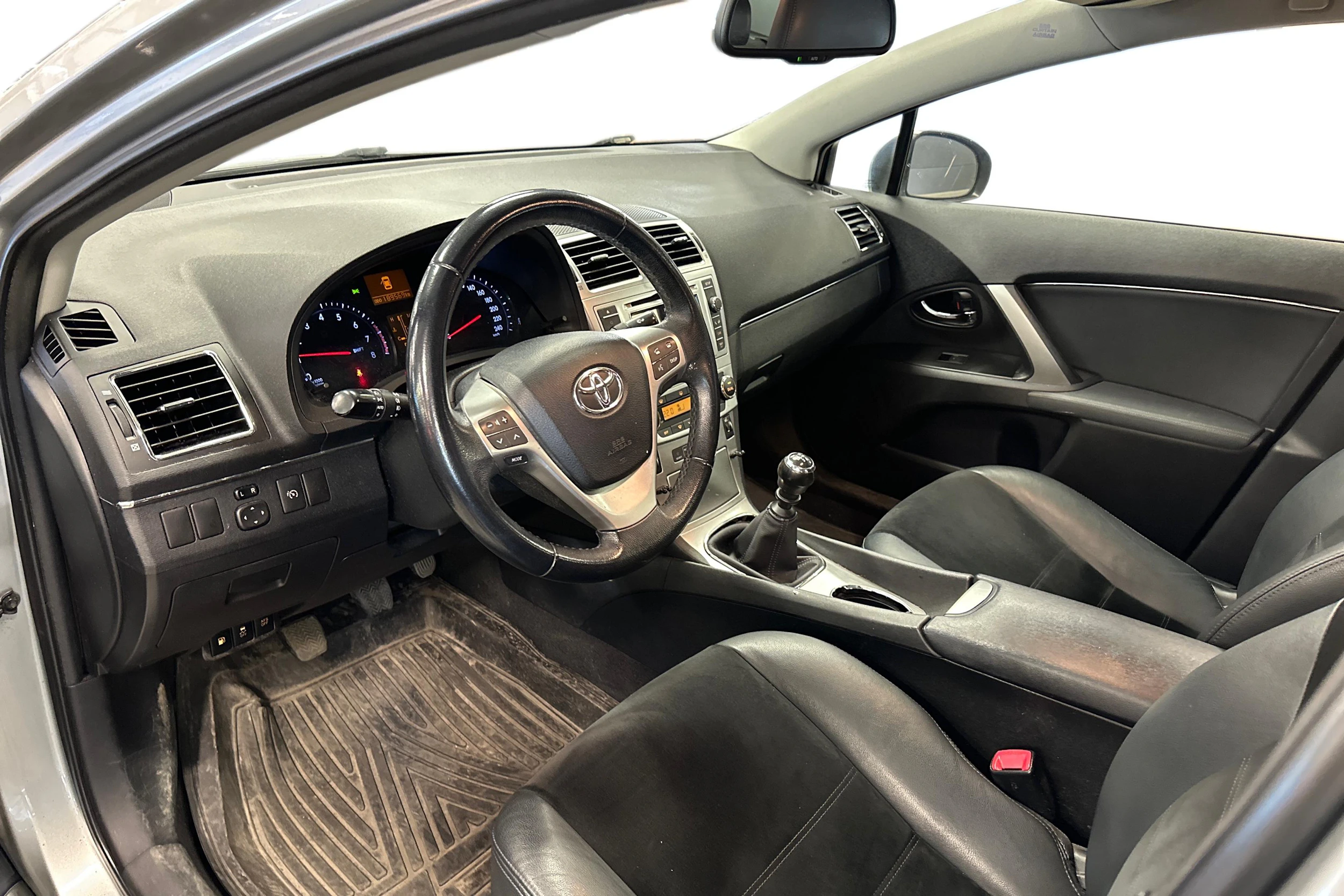 harmaa Toyota Avensis 2014 kuva 3.